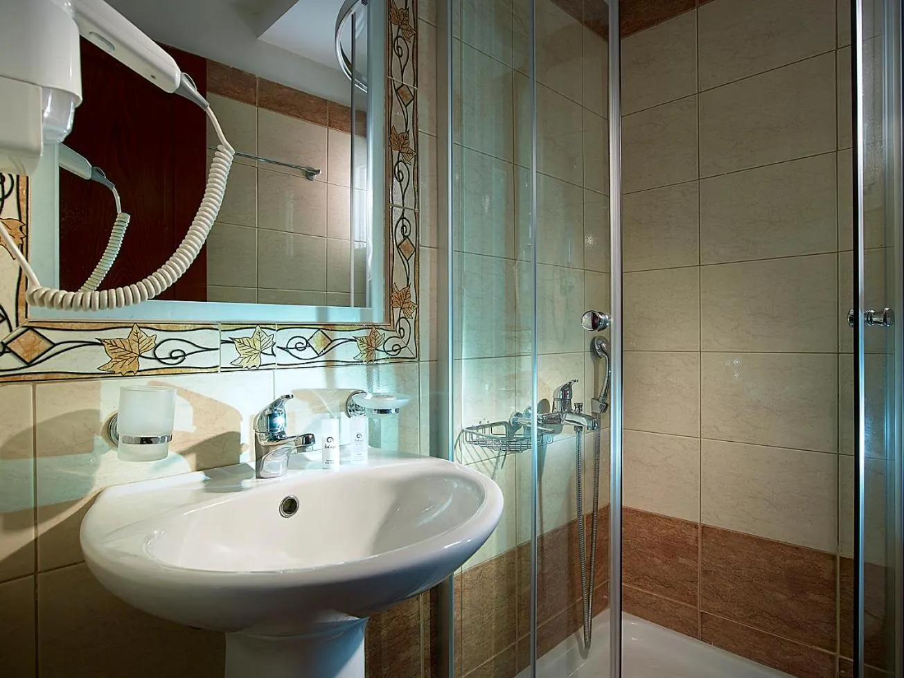 Shower in Coral Hotel - Hotelia Hospitality Group