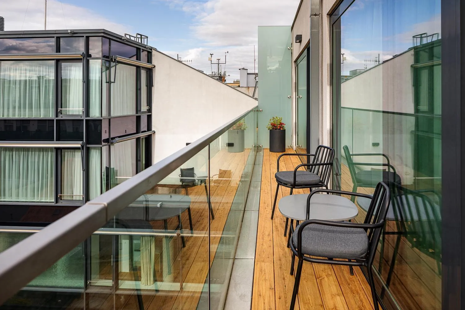 Balcony/Terrace in Karlin Residence by TKC