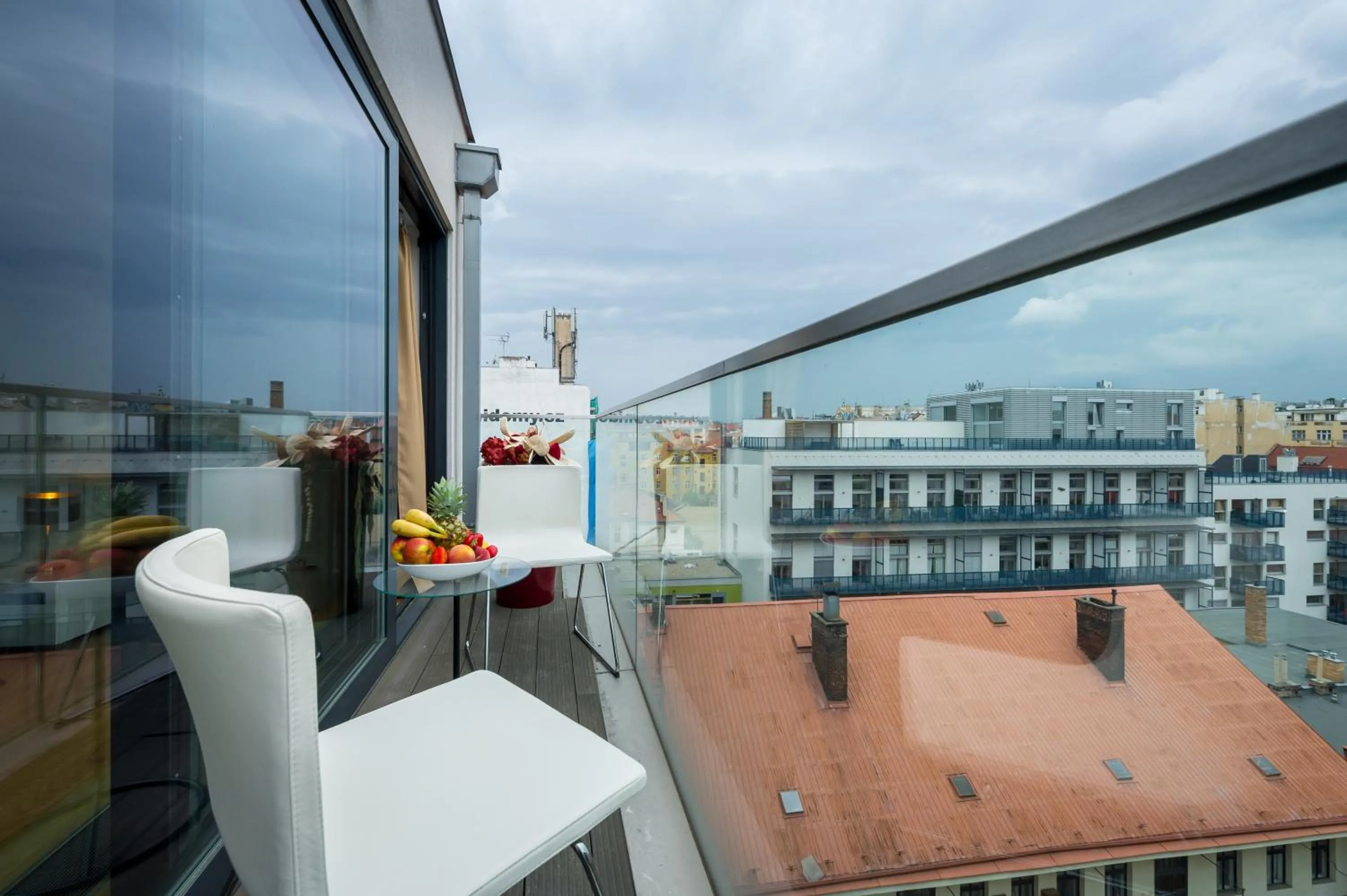 Balcony/Terrace in Karlin Residence by TKC