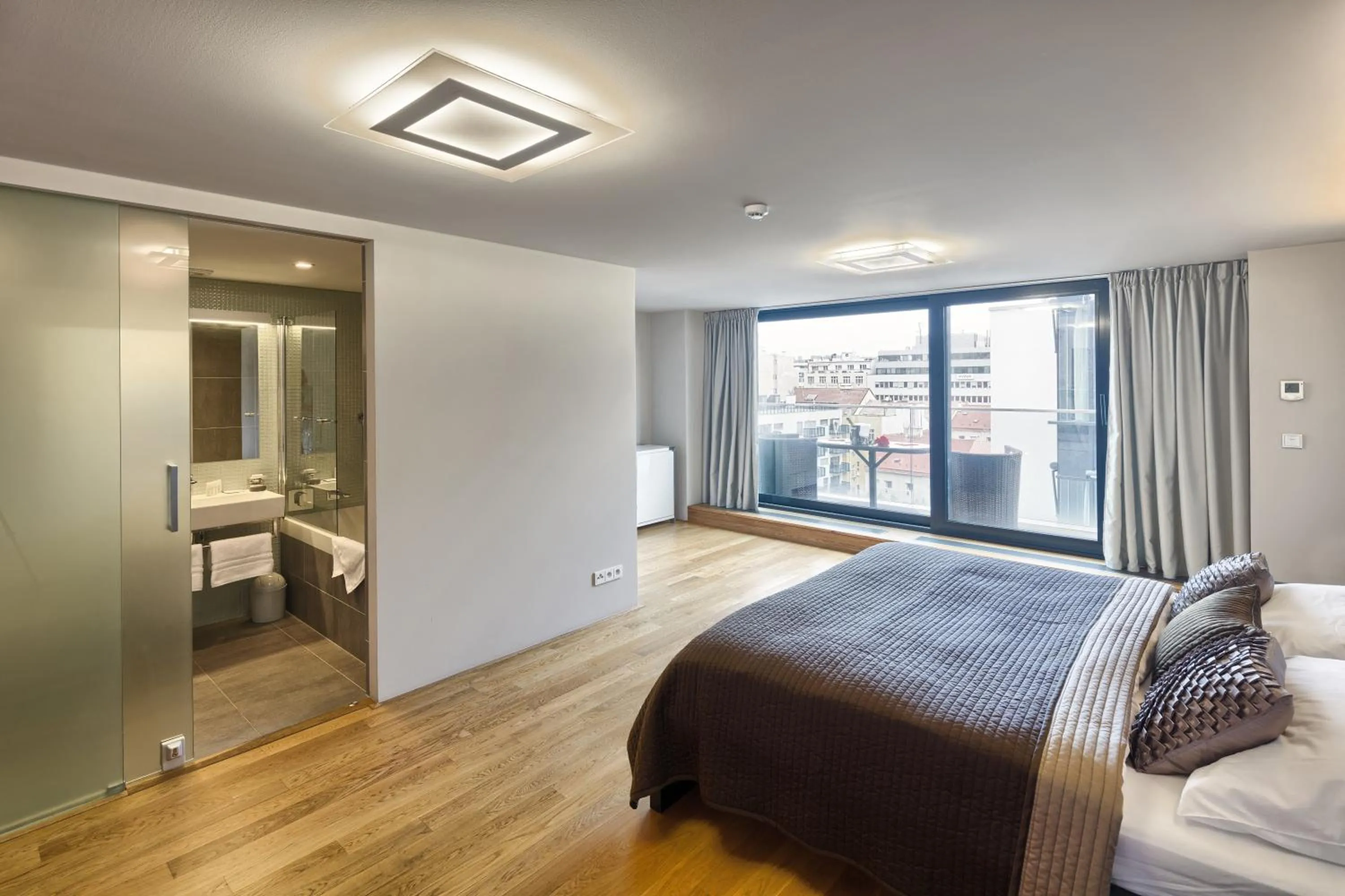 Photo of the whole room in Karlin Residence by TKC