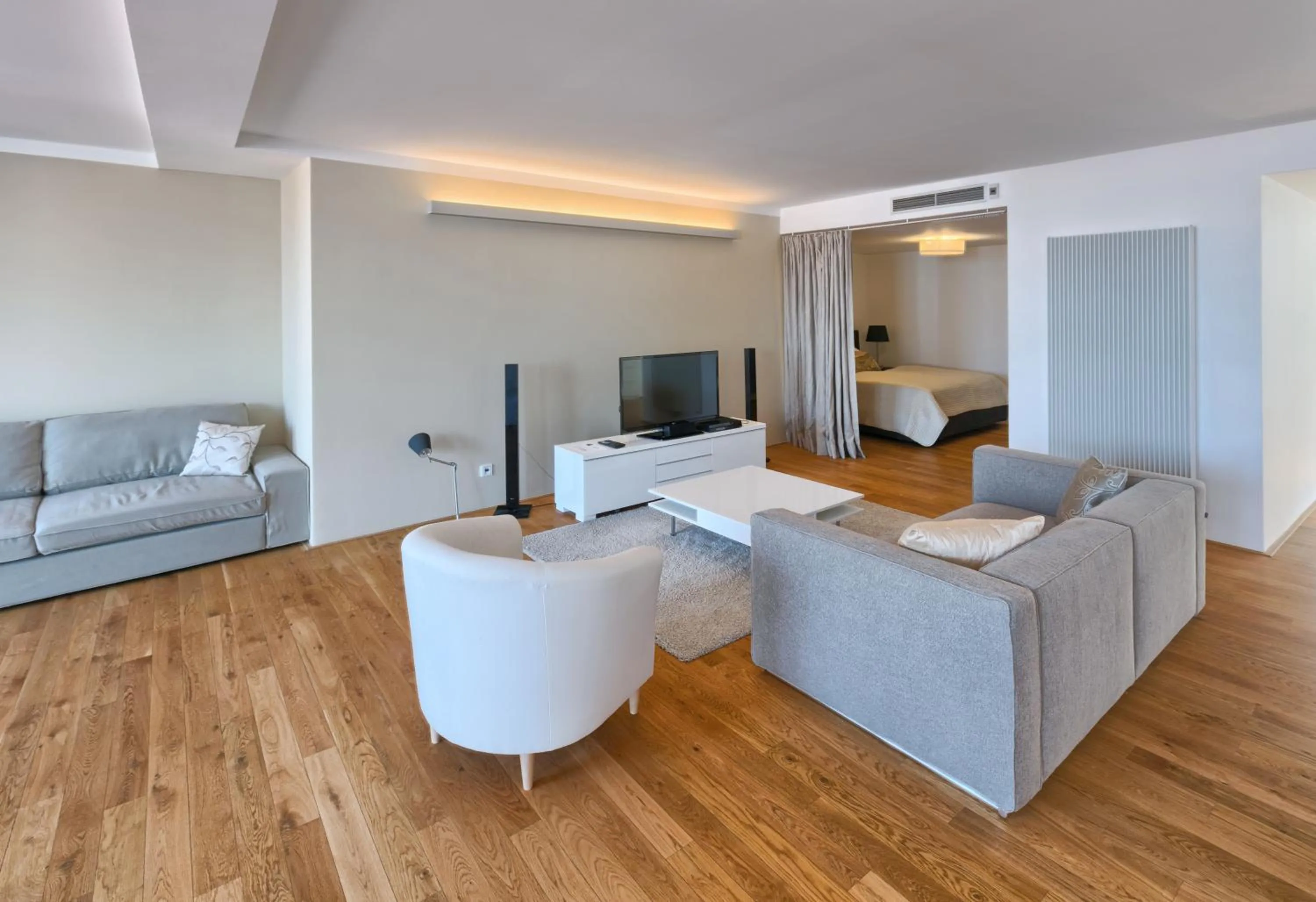 Photo of the whole room in Karlin Residence by TKC