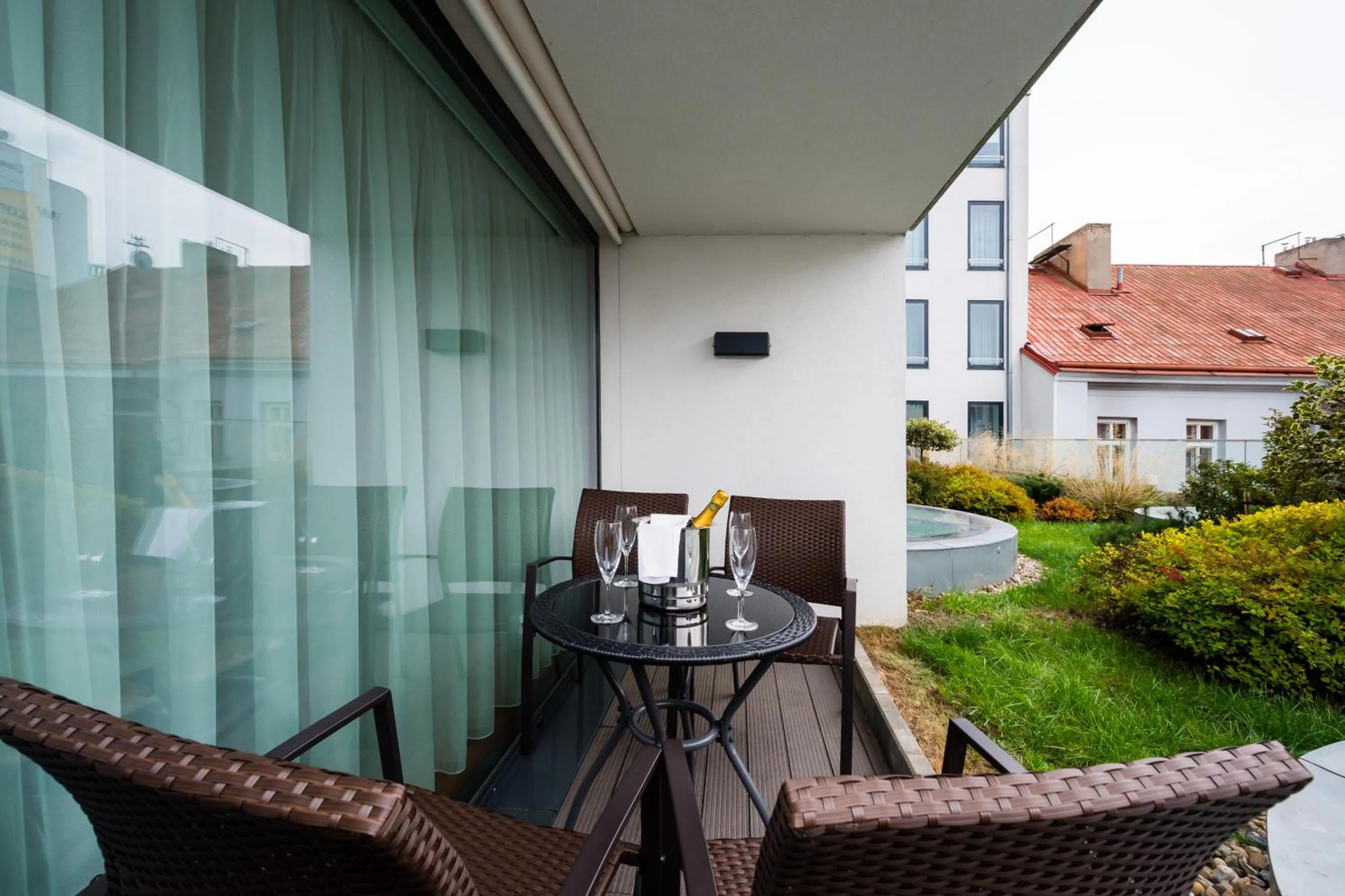 Balcony/Terrace in Karlin Residence by TKC