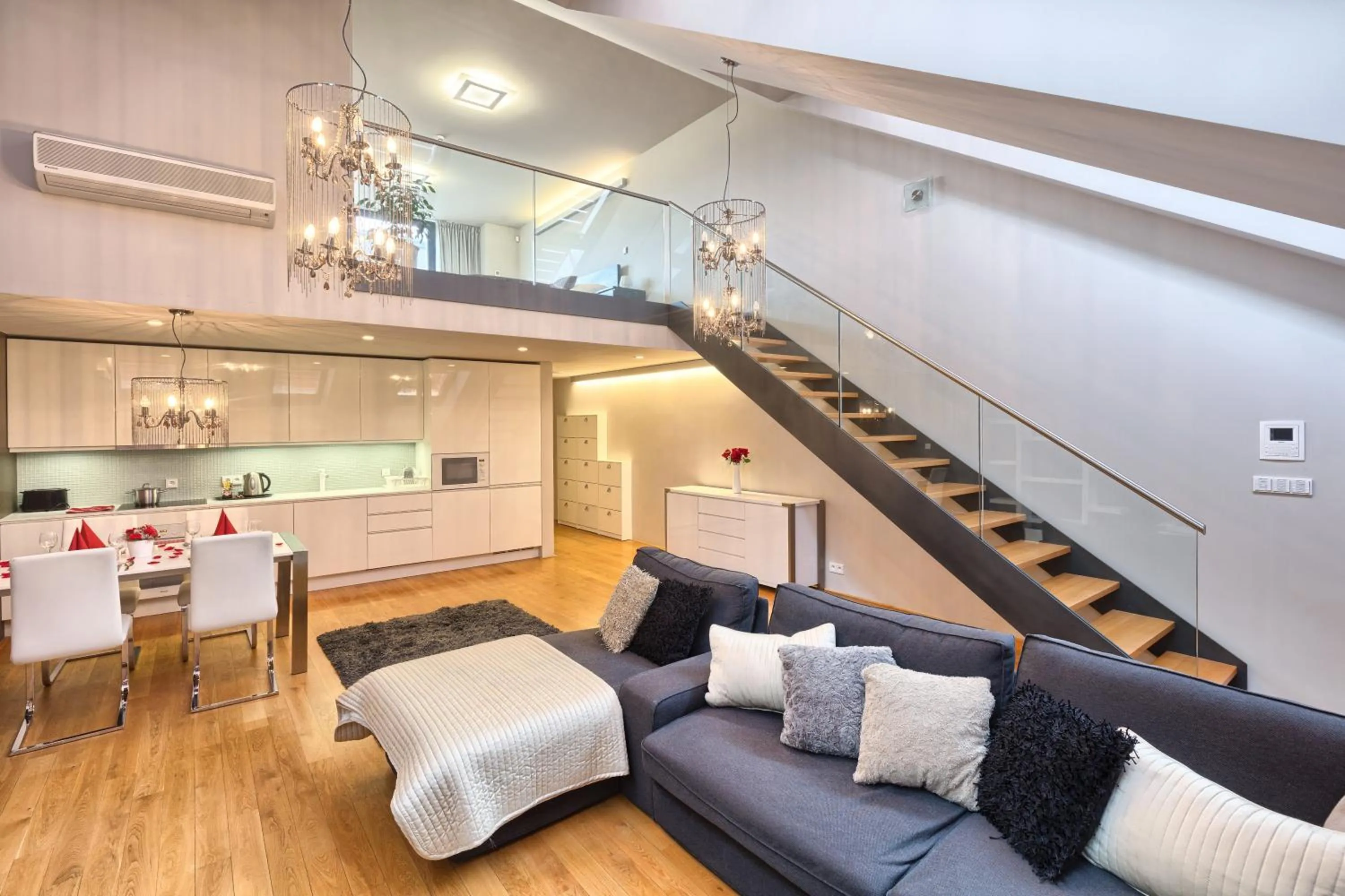 Photo of the whole room in Karlin Residence by TKC