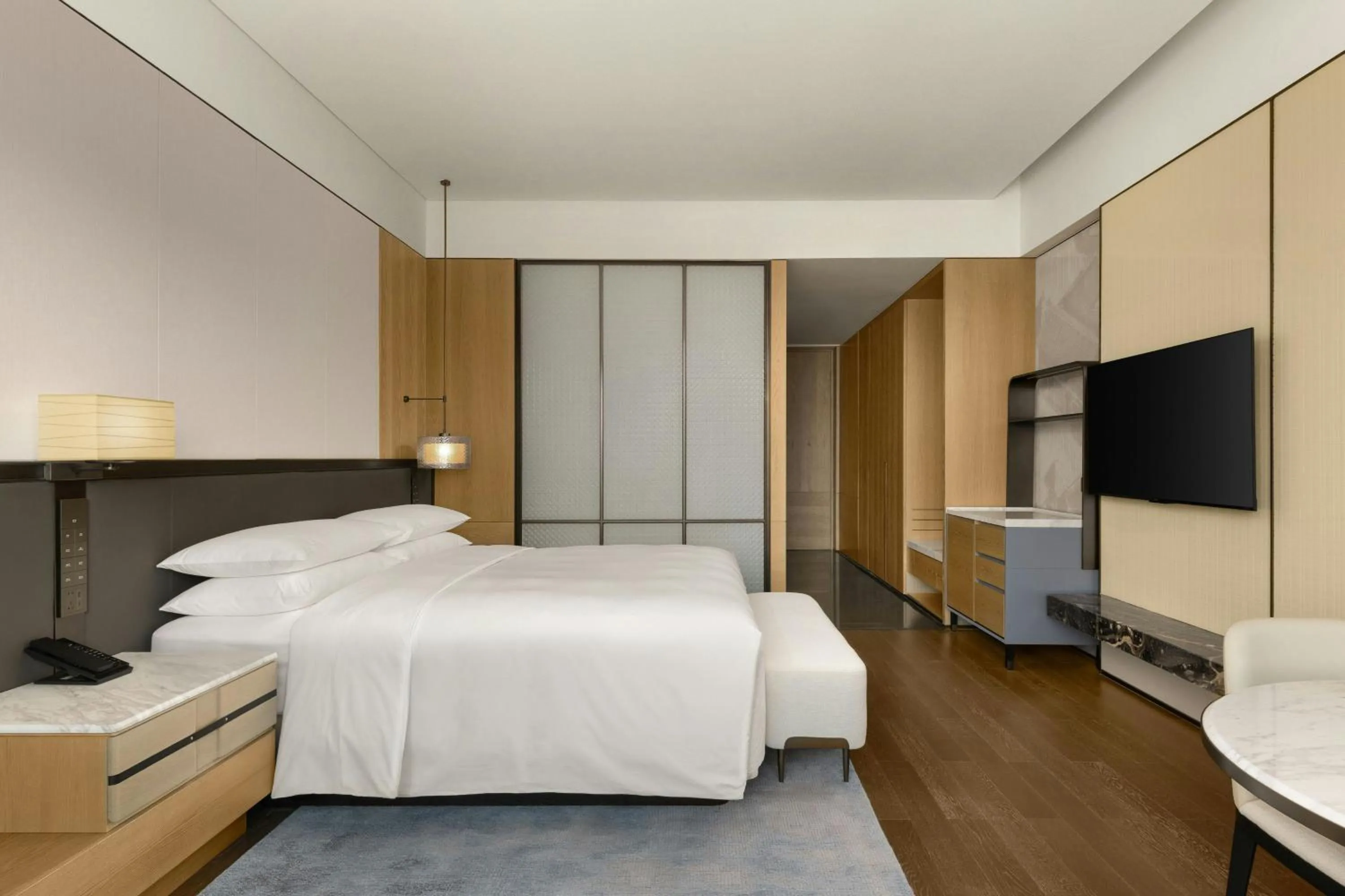 Photo of the whole room, Bed in Xi'an Marriott Hotel High-Tech Zone