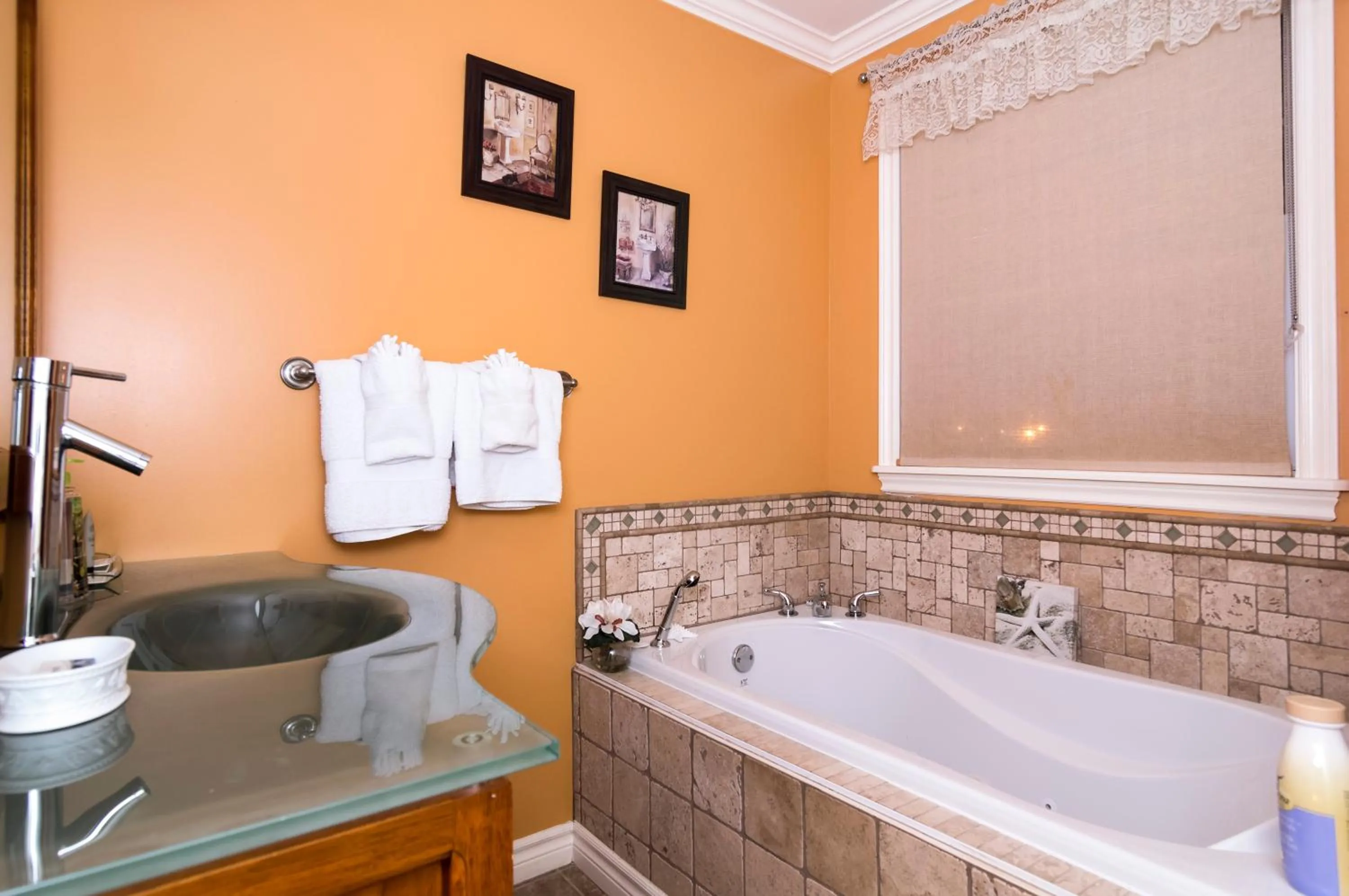 Hot Tub in Whitsha Inn B&B