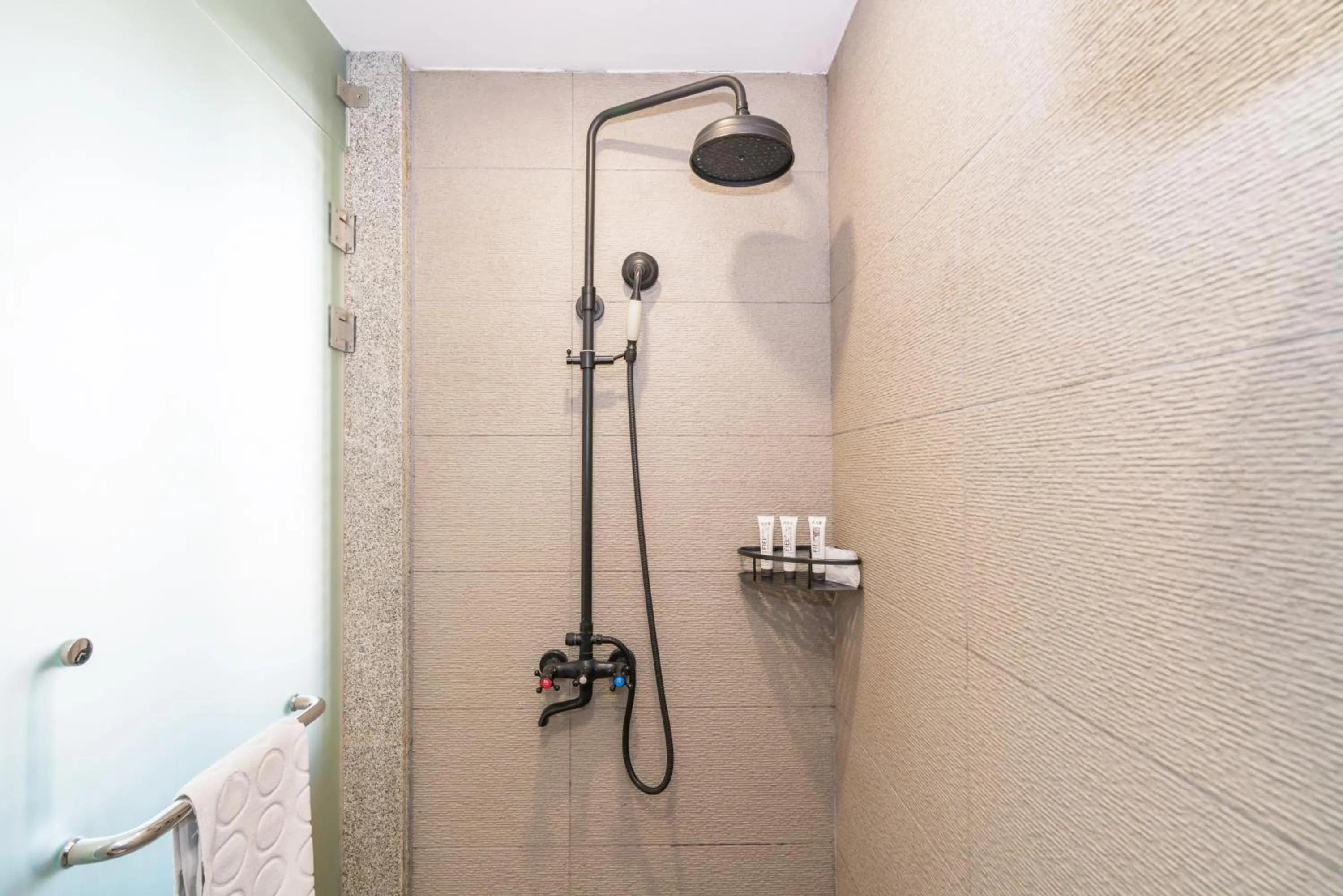 Shower in Zen Tea House Seven Stars Park