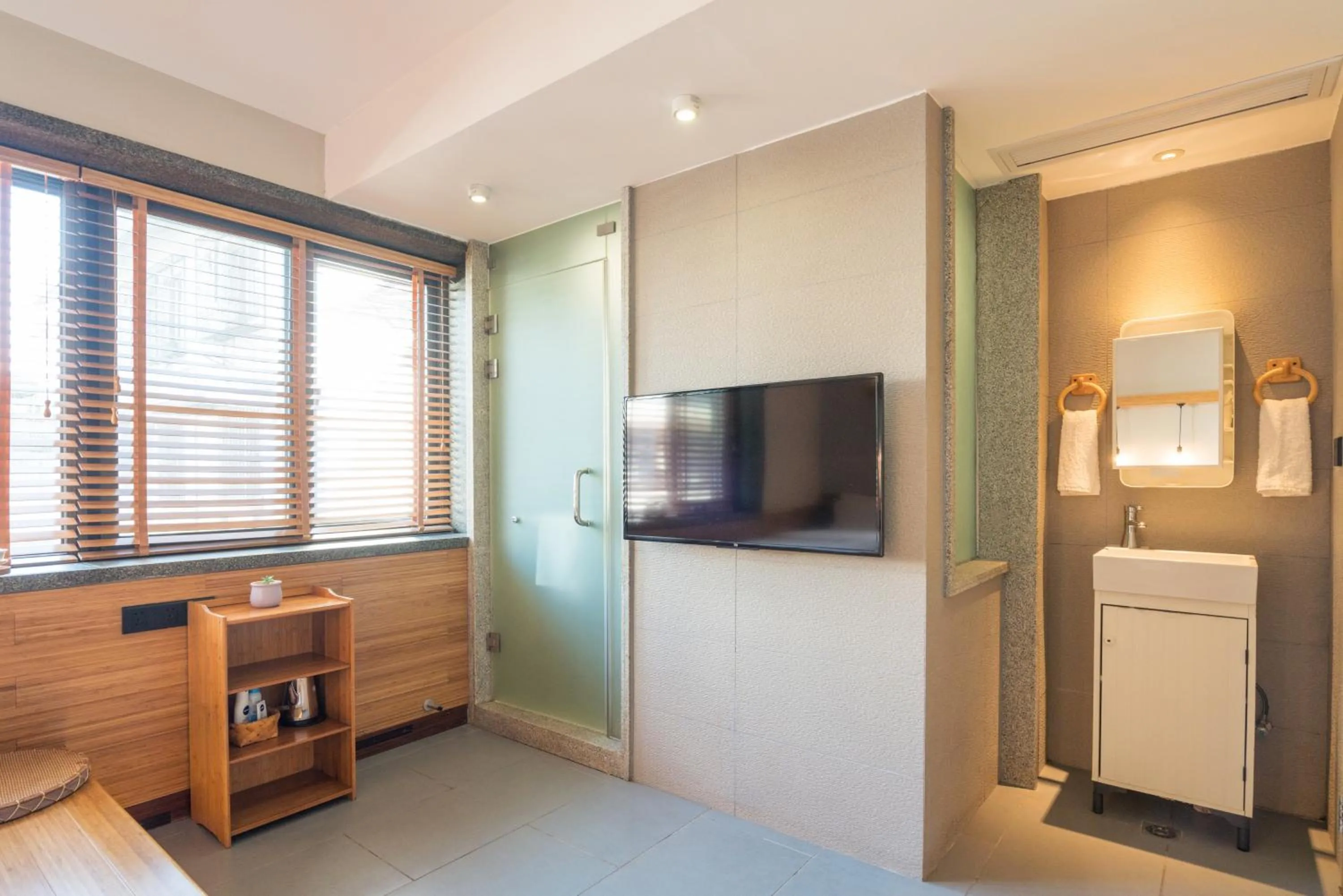 TV and multimedia in Zen Tea House Seven Stars Park