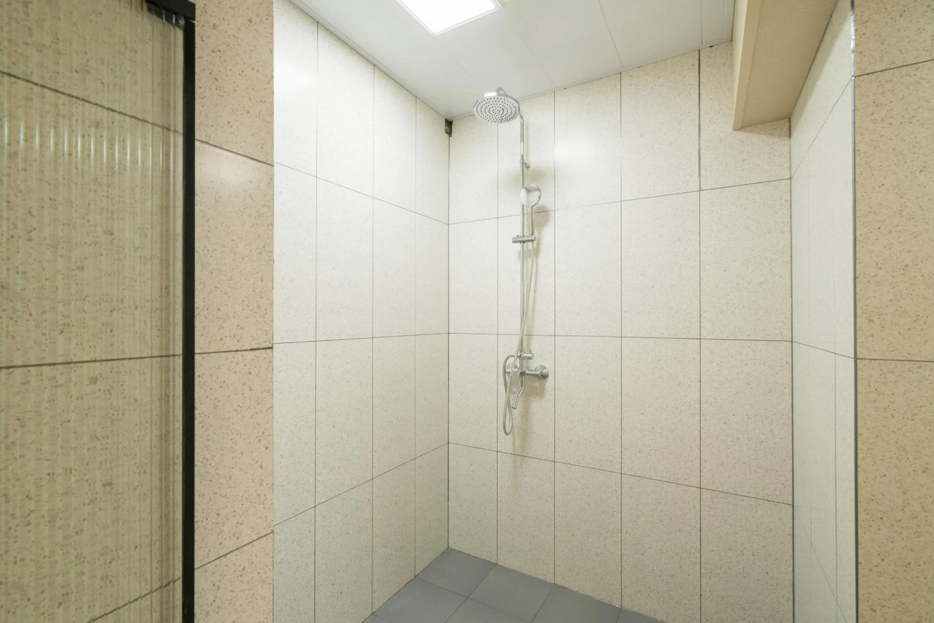 Shower in Zen Tea House Seven Stars Park