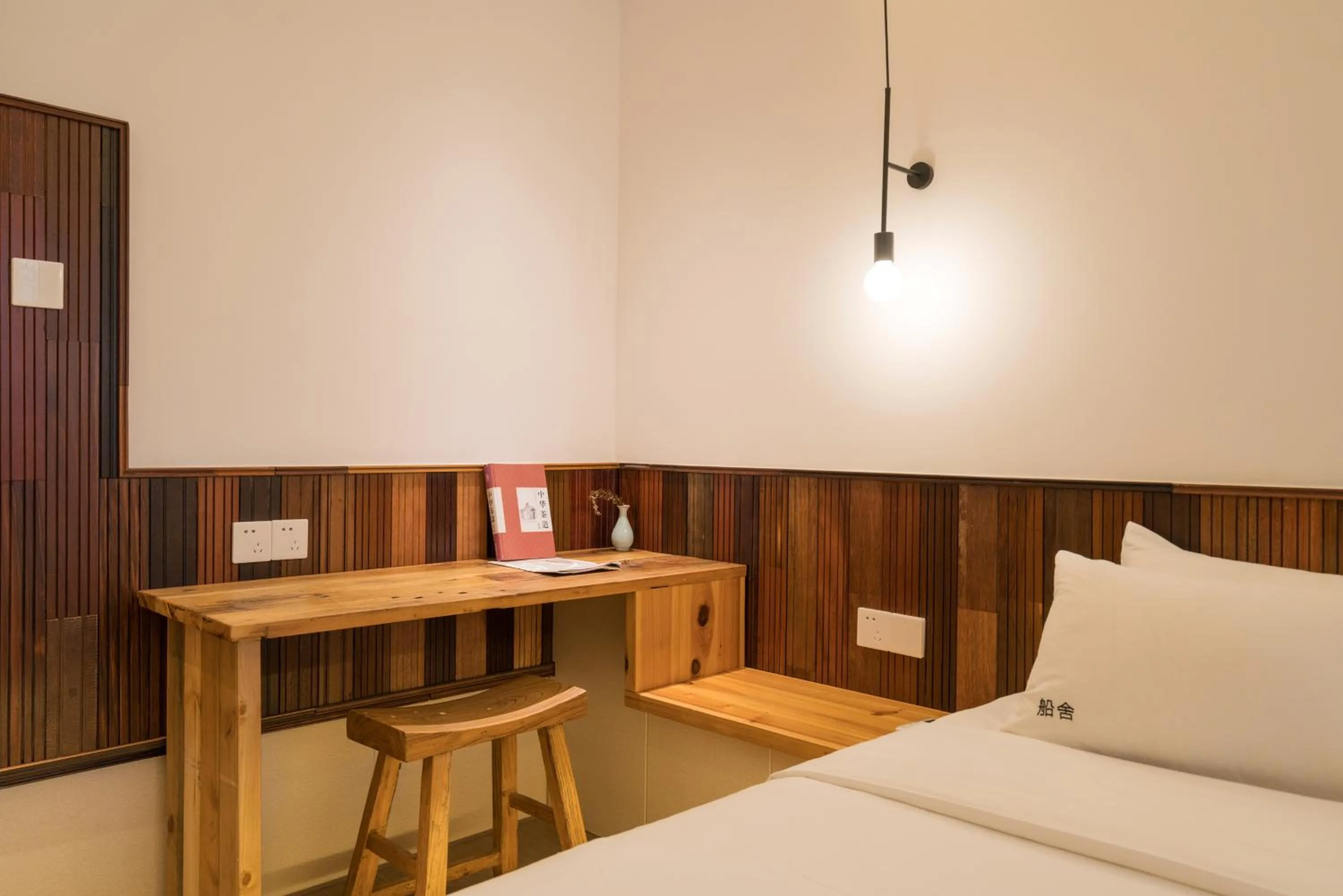 Seating area, Bed in Zen Tea House Seven Stars Park