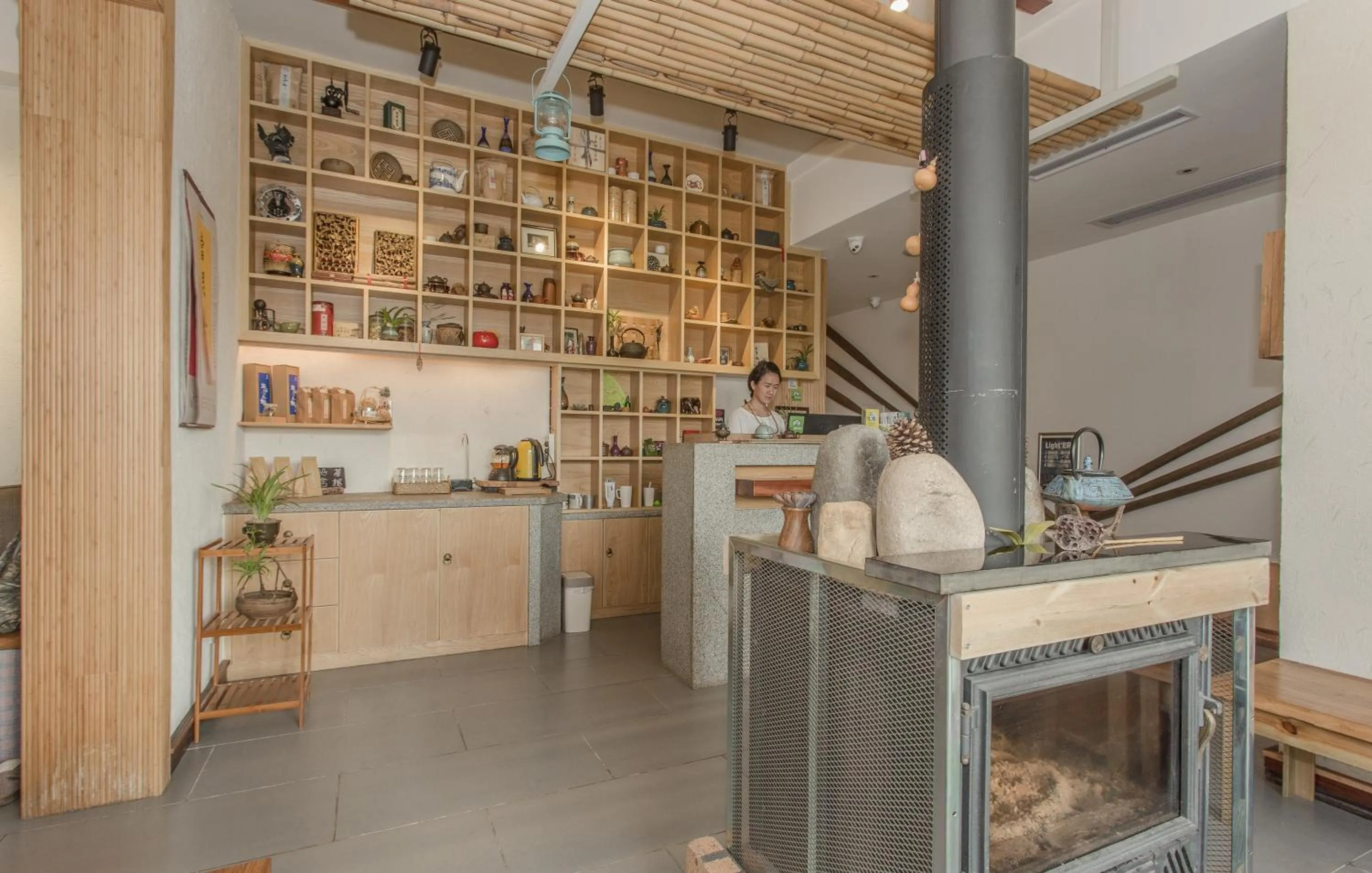 Staff in Zen Tea House Seven Stars Park