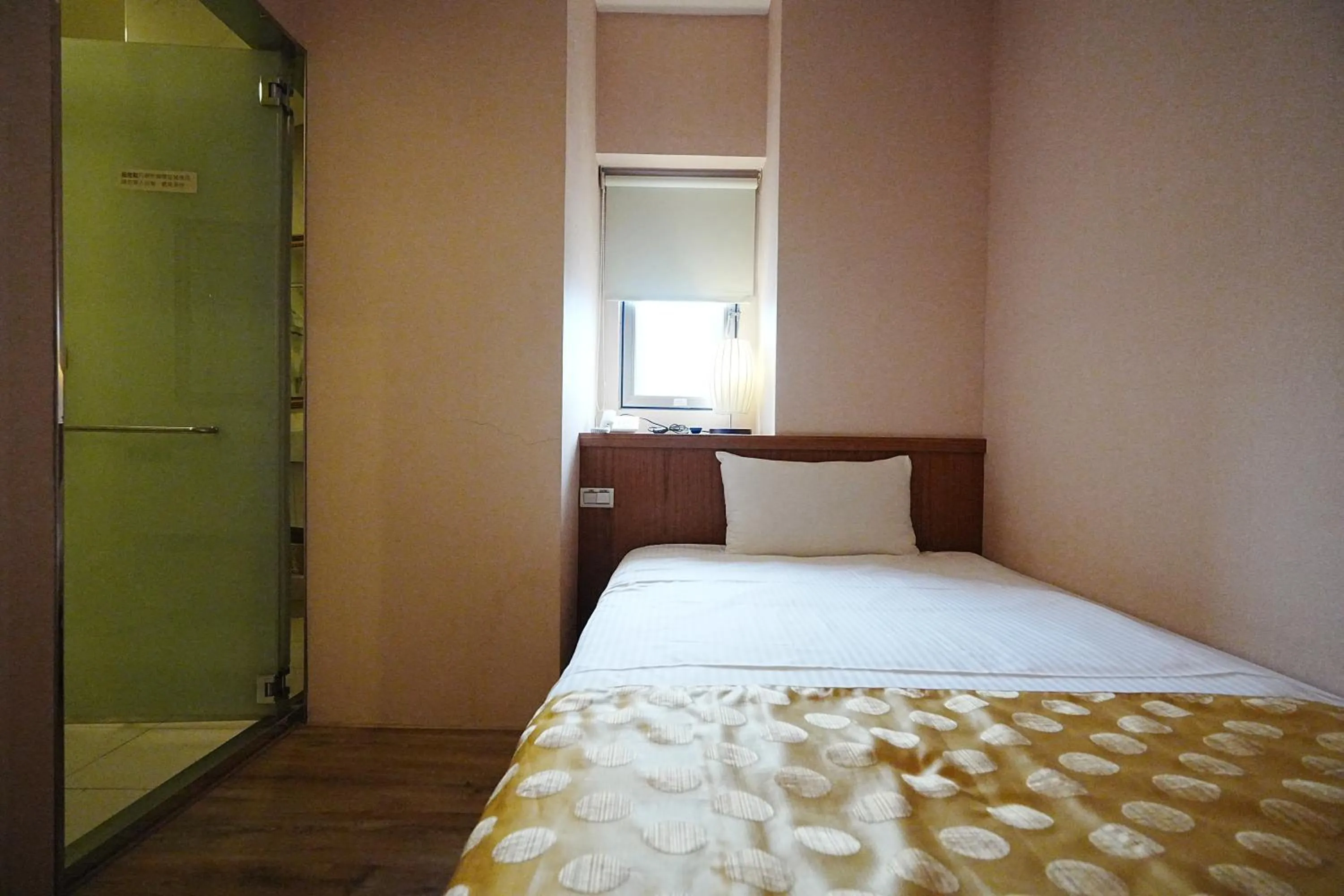 Photo of the whole room, Bed in York Hotel