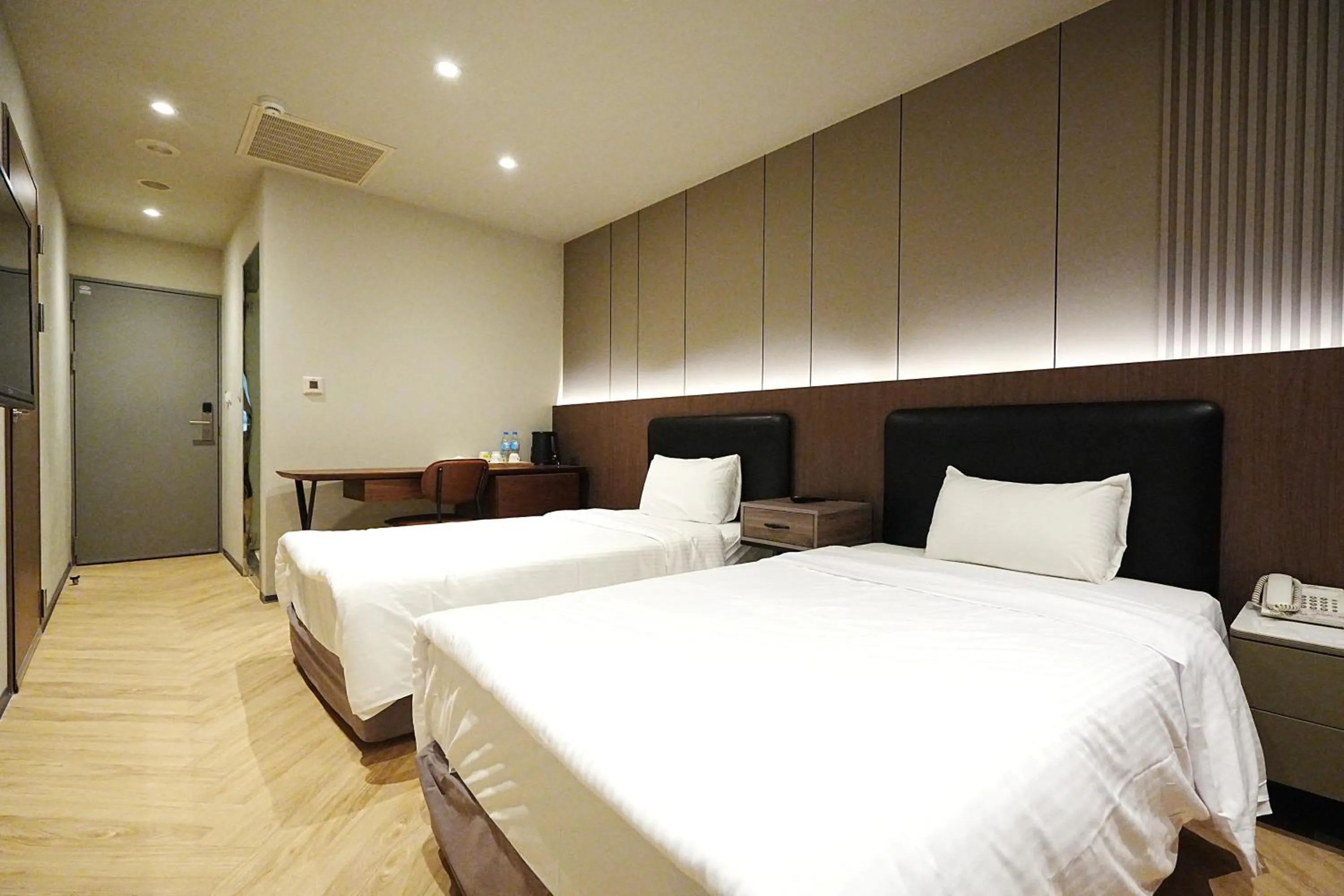 Photo of the whole room, Bed in York Hotel