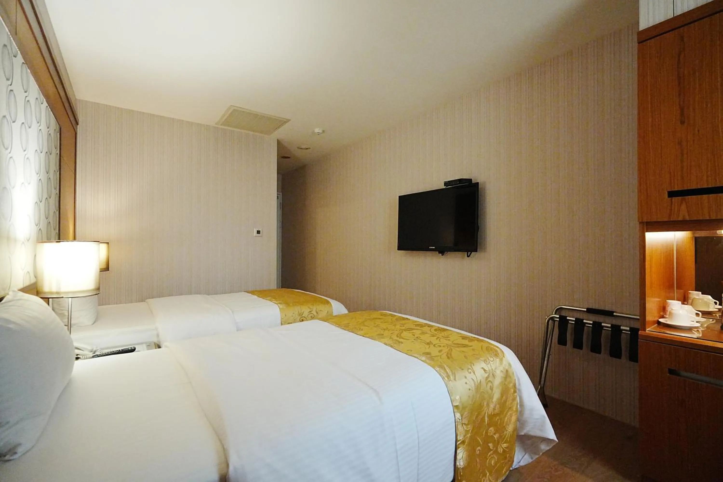 Photo of the whole room, Bed in York Hotel