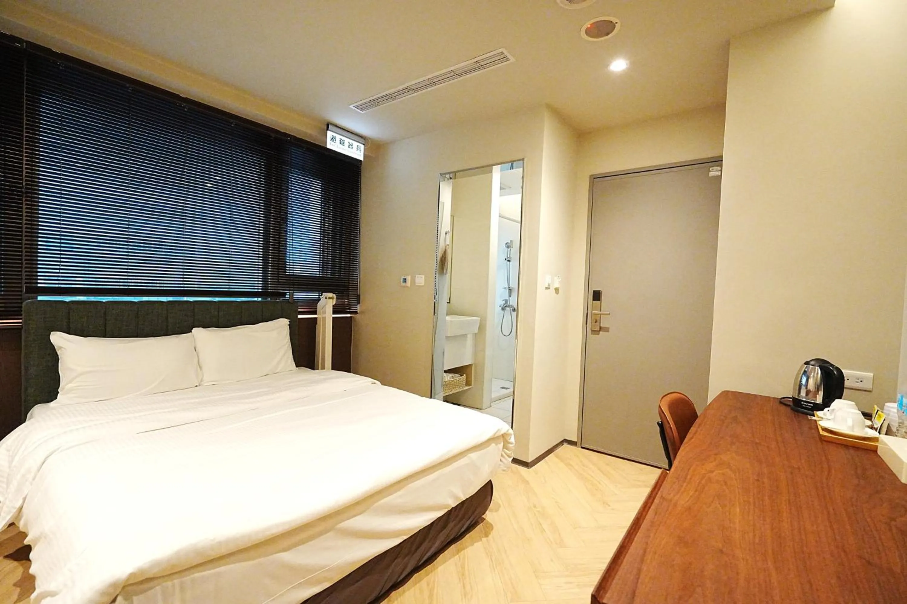 Photo of the whole room, Bed in York Hotel