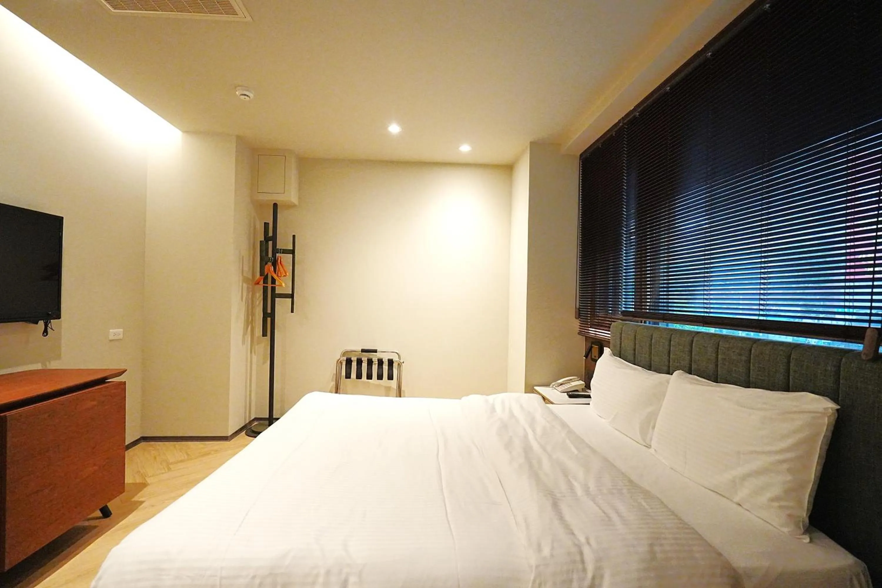 Photo of the whole room, Bed in York Hotel