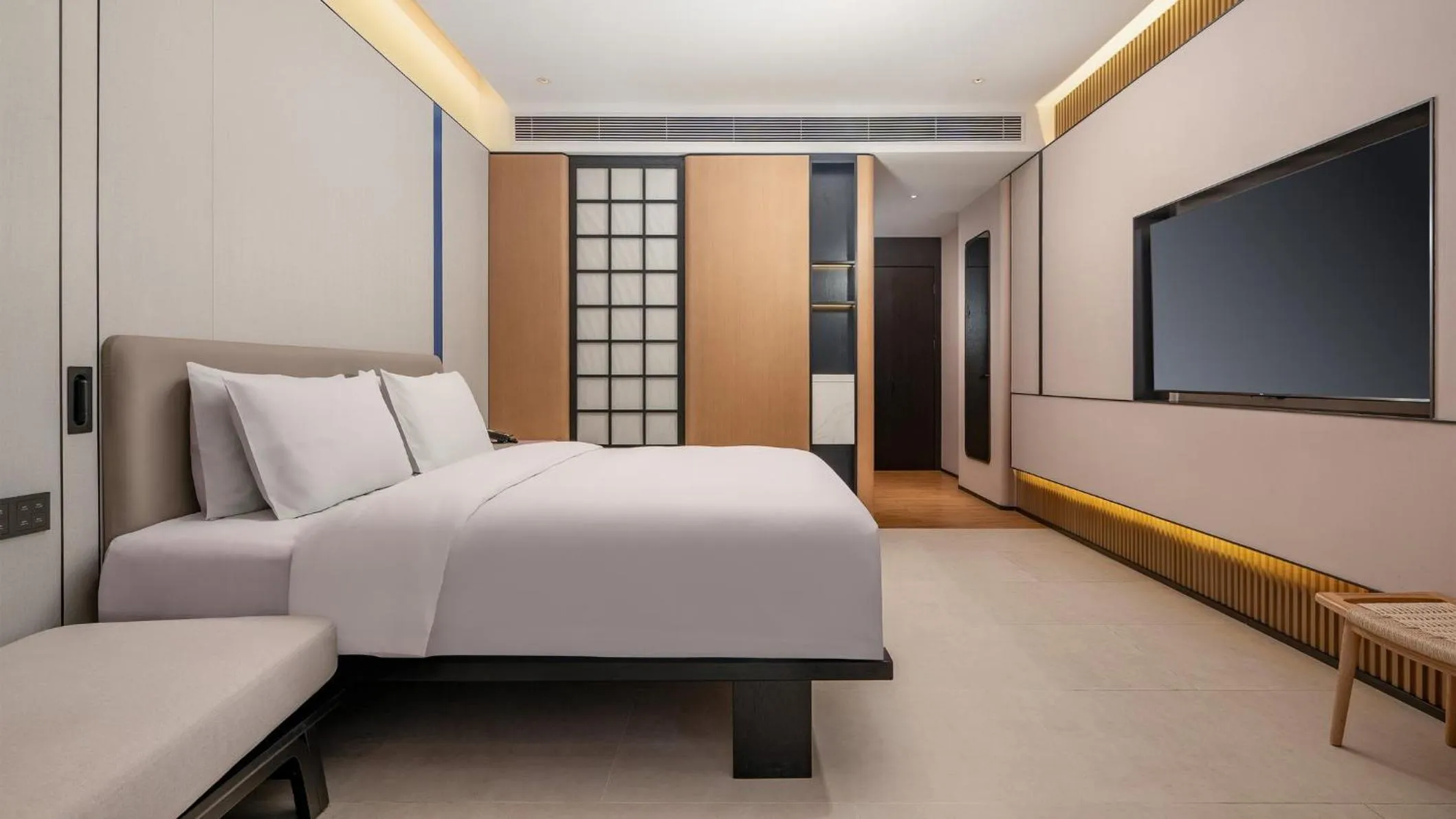 Photo of the whole room, Bed in Holiday Inn Express Guangzhou Baiyun Airport T2 by IHG