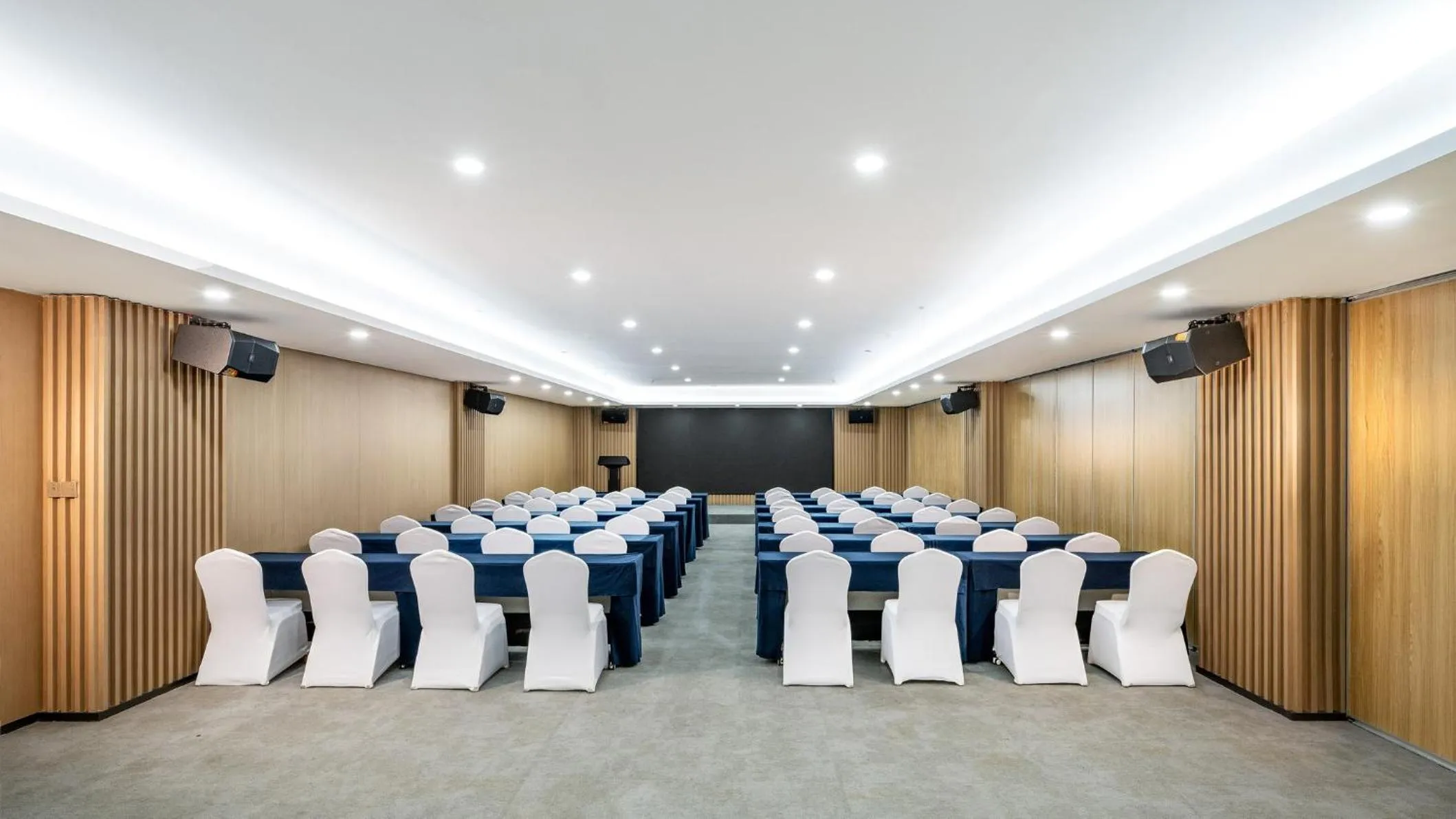 Meeting/conference room in Holiday Inn Express Guangzhou Baiyun Airport T2 by IHG