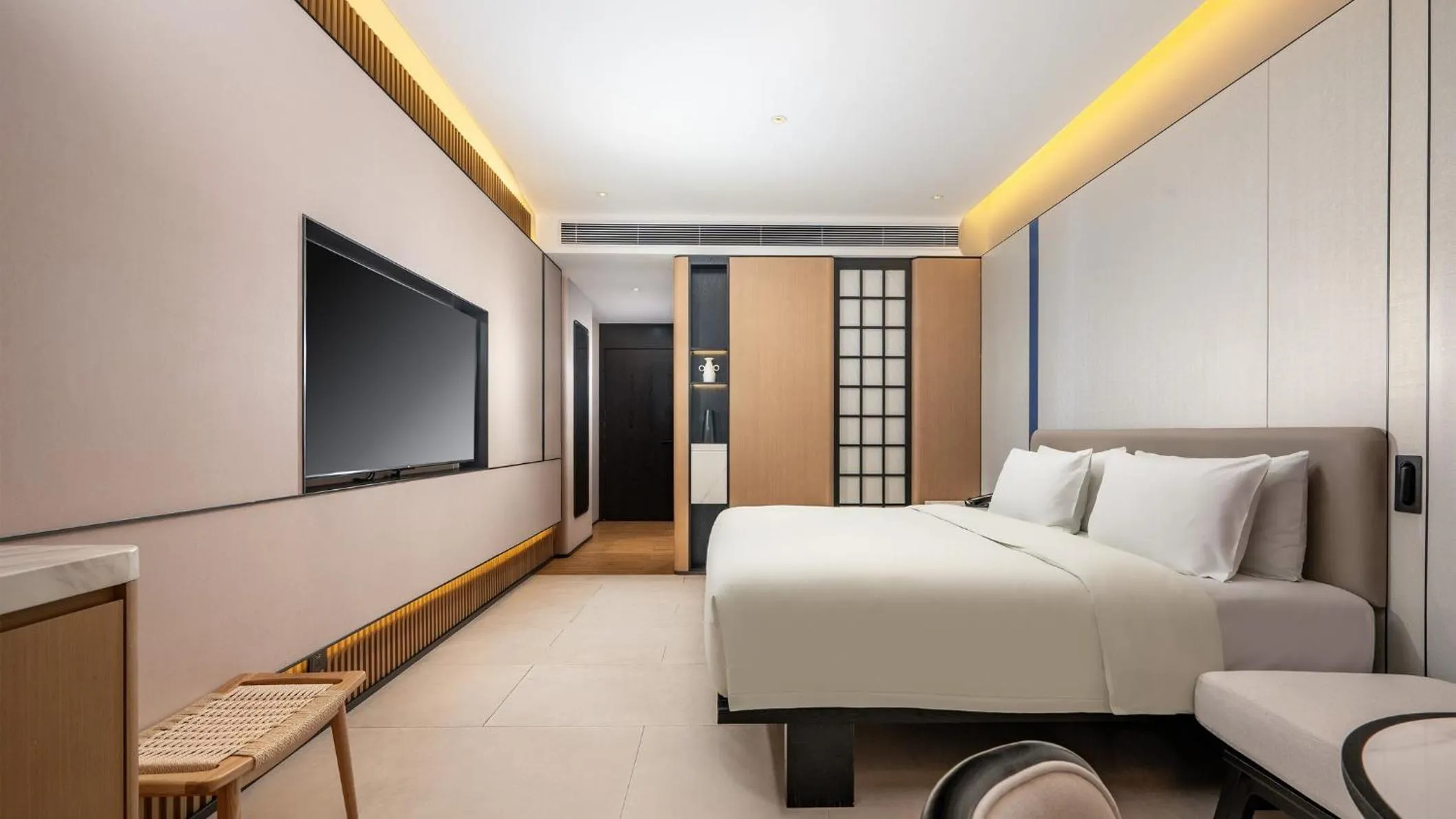 Photo of the whole room, Bed in Holiday Inn Express Guangzhou Baiyun Airport T2 by IHG