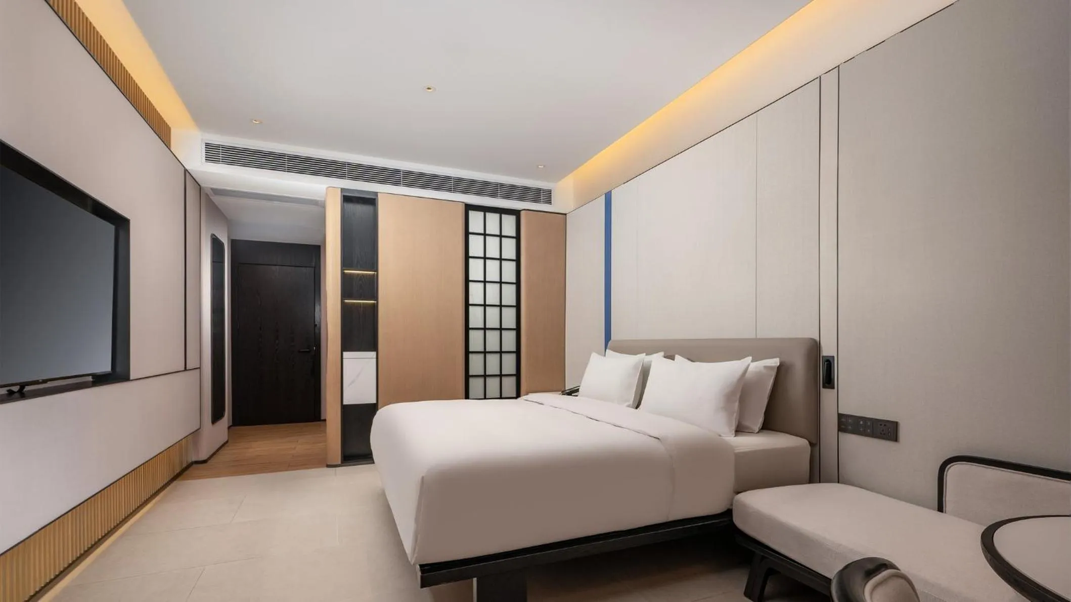 Photo of the whole room, Bed in Holiday Inn Express Guangzhou Baiyun Airport T2 by IHG