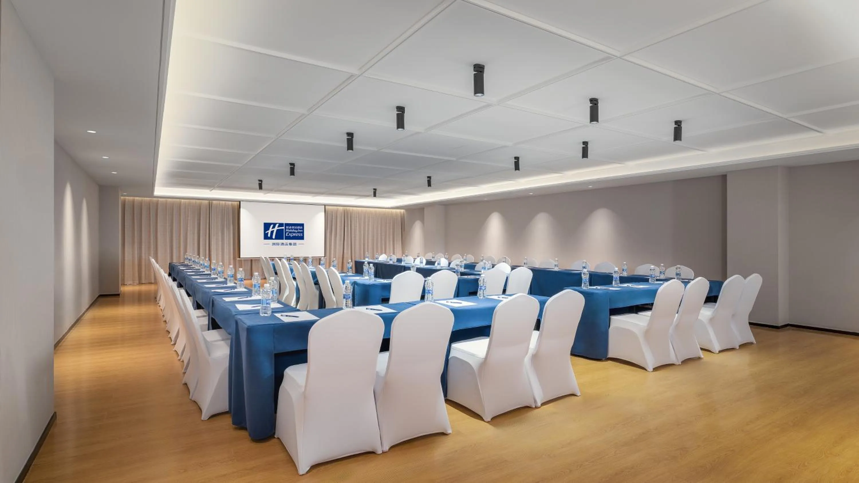Meeting/conference room in Holiday Inn Express Kunming Changshui Airport by IHG