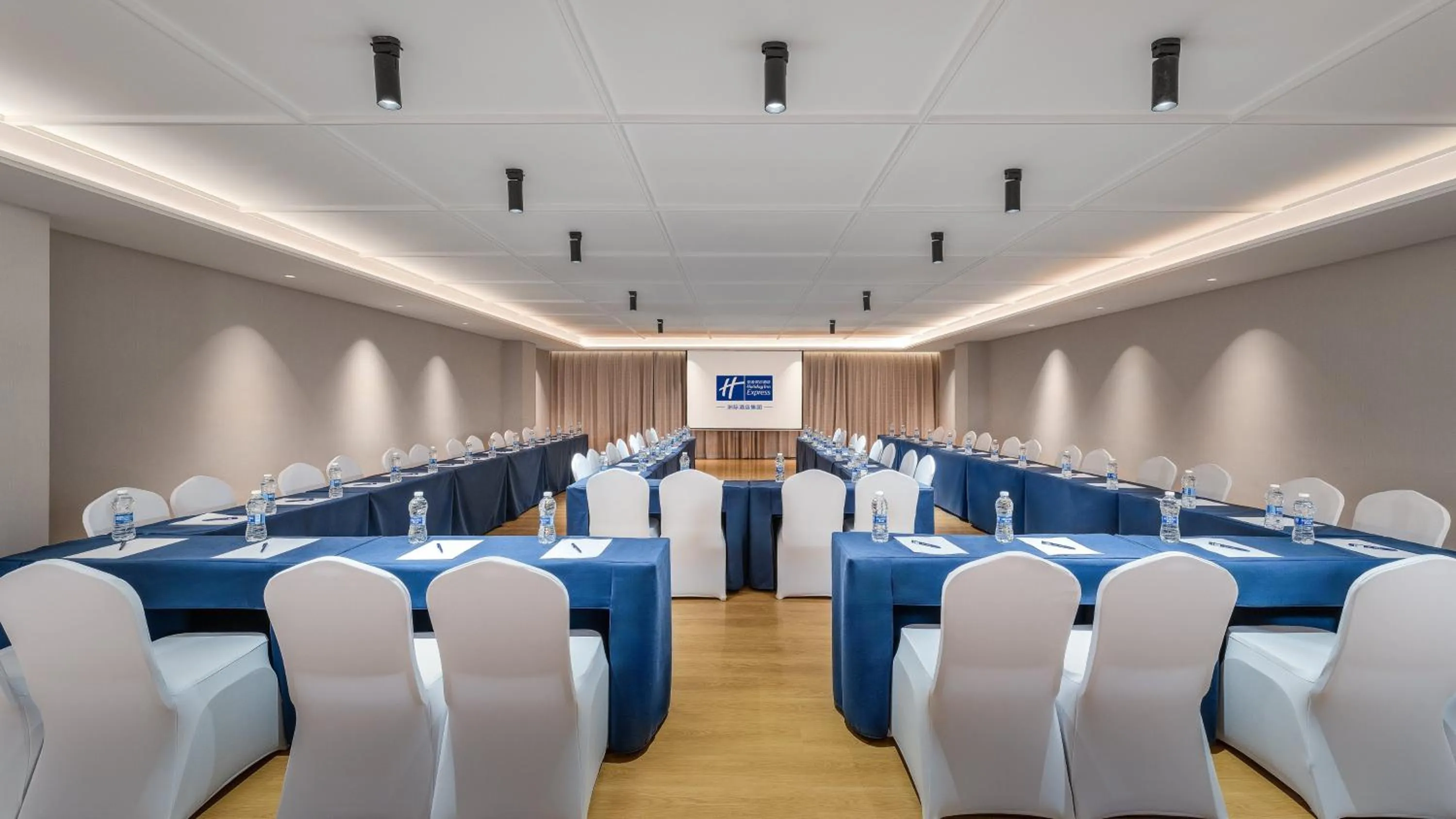 Meeting/conference room in Holiday Inn Express Kunming Changshui Airport by IHG