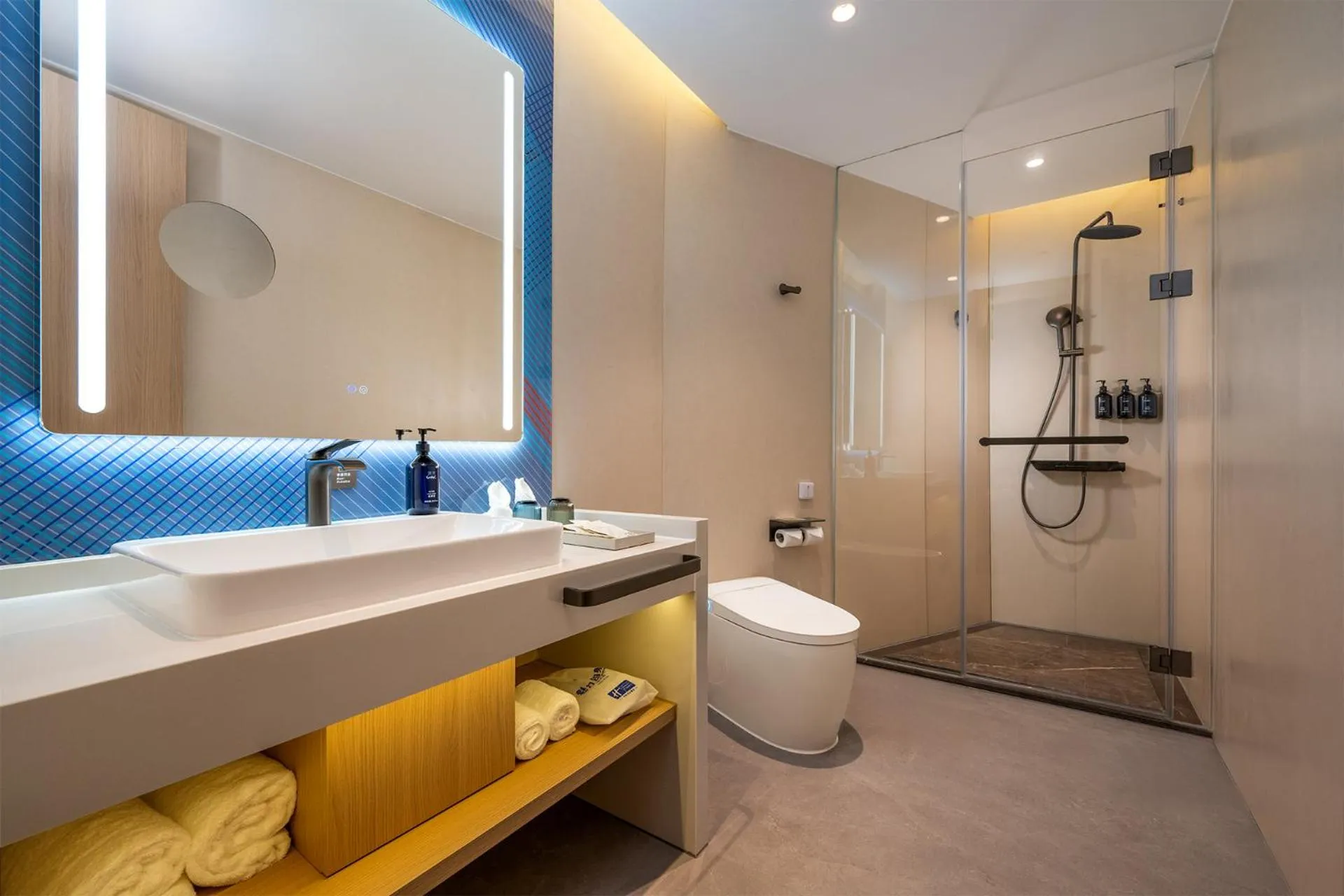 Photo of the whole room in Holiday Inn Express Shenzhen Sports Center by IHG