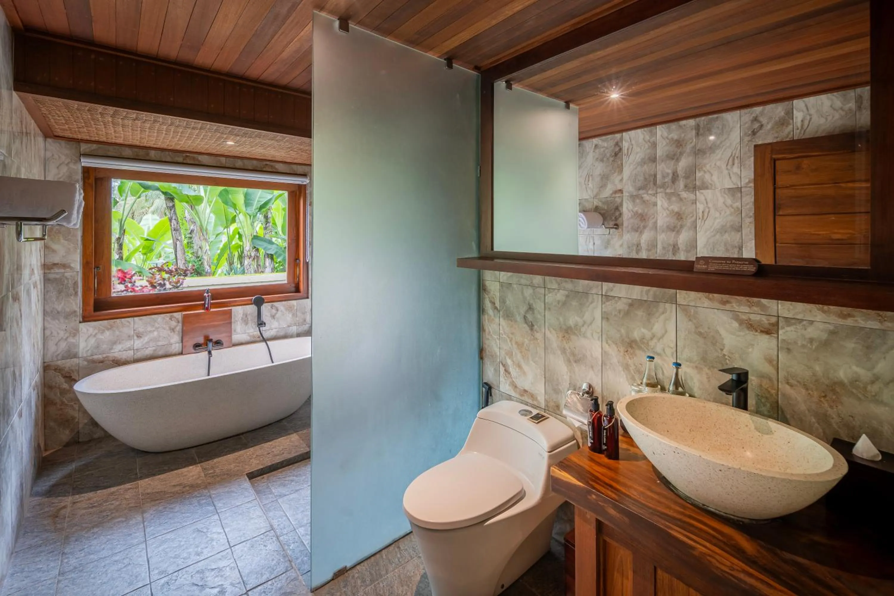 Shower in Emana Abian Taksu