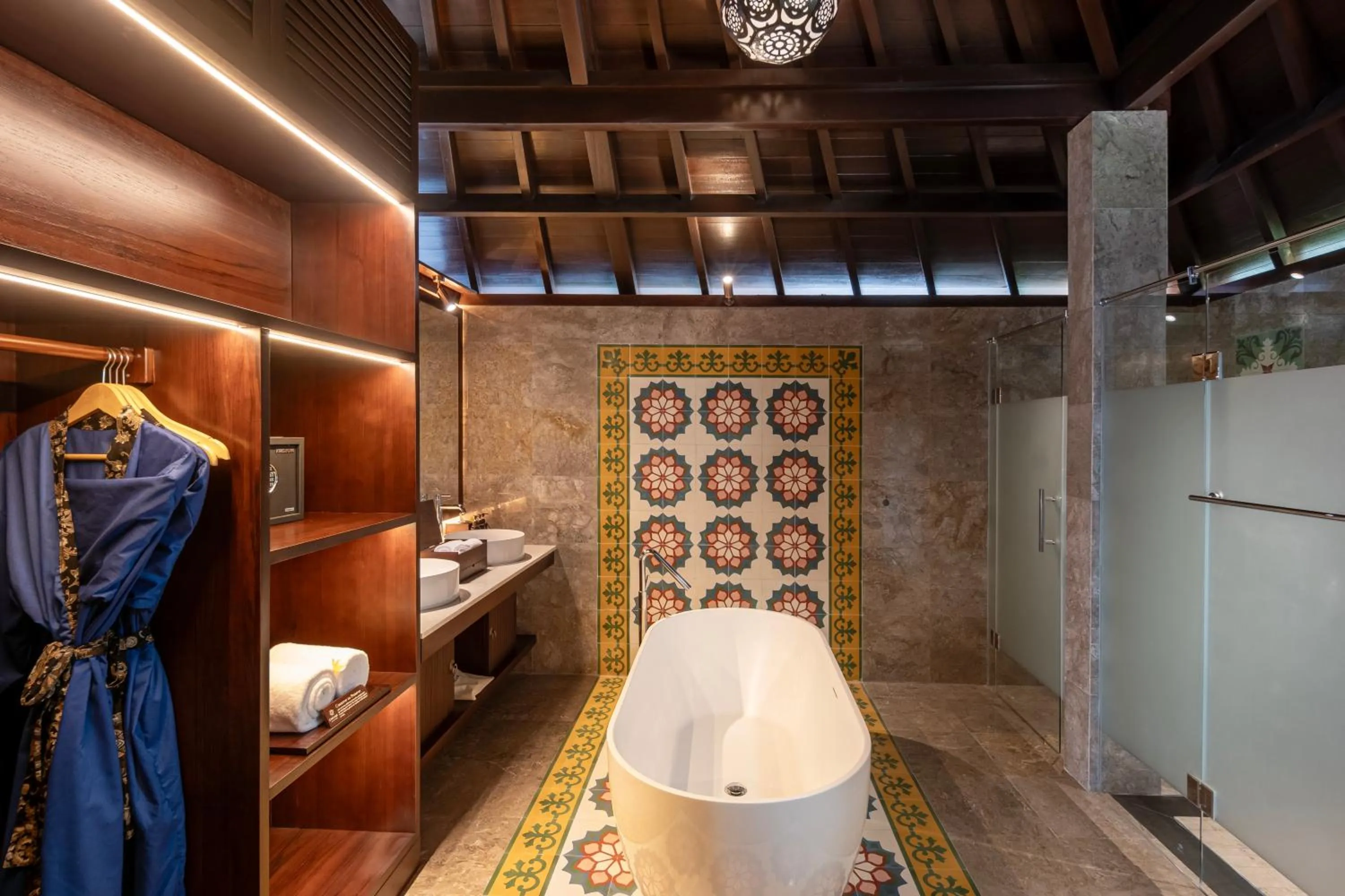 Shower in Emana Abian Taksu