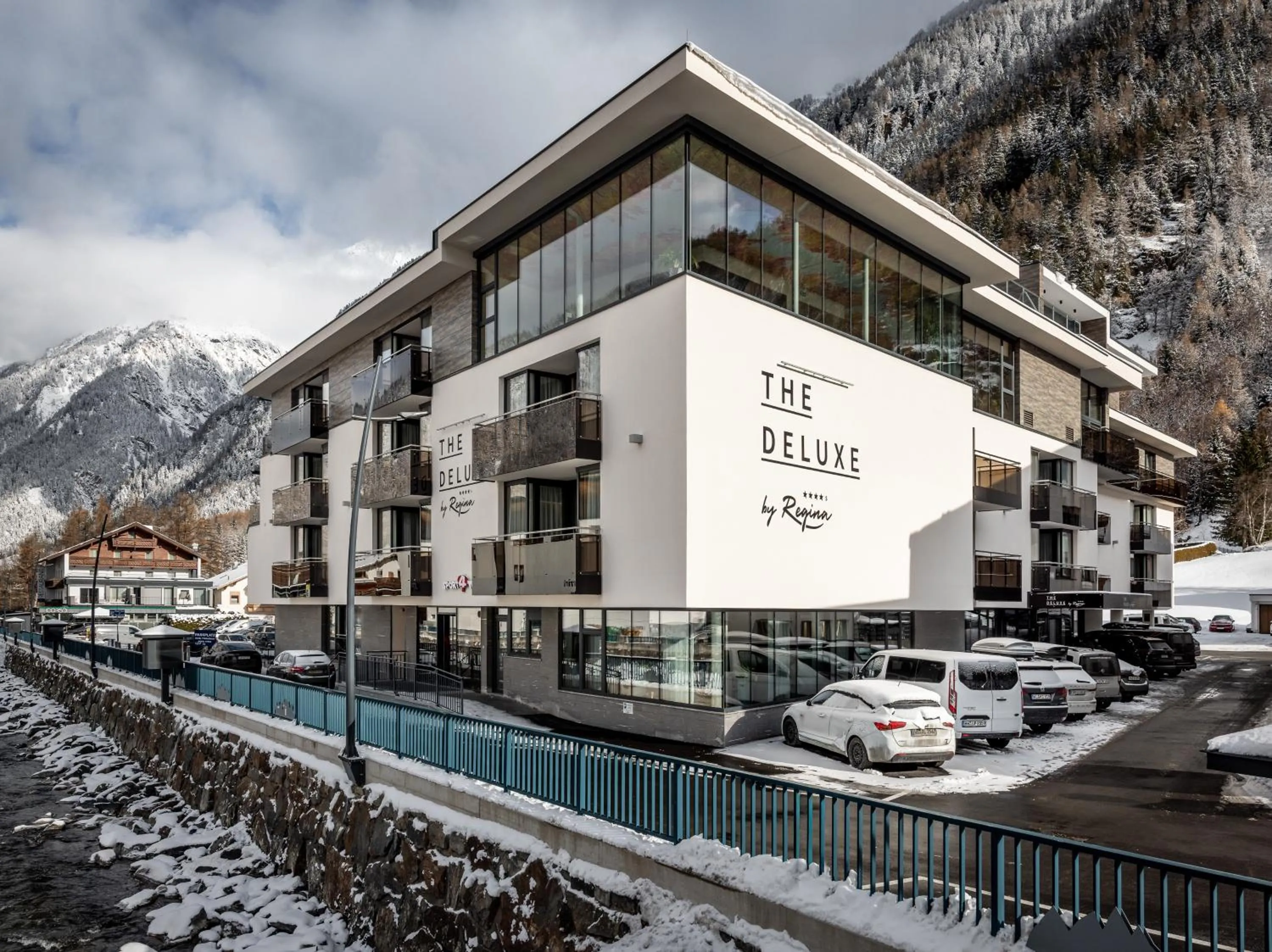 The Deluxe by Regina