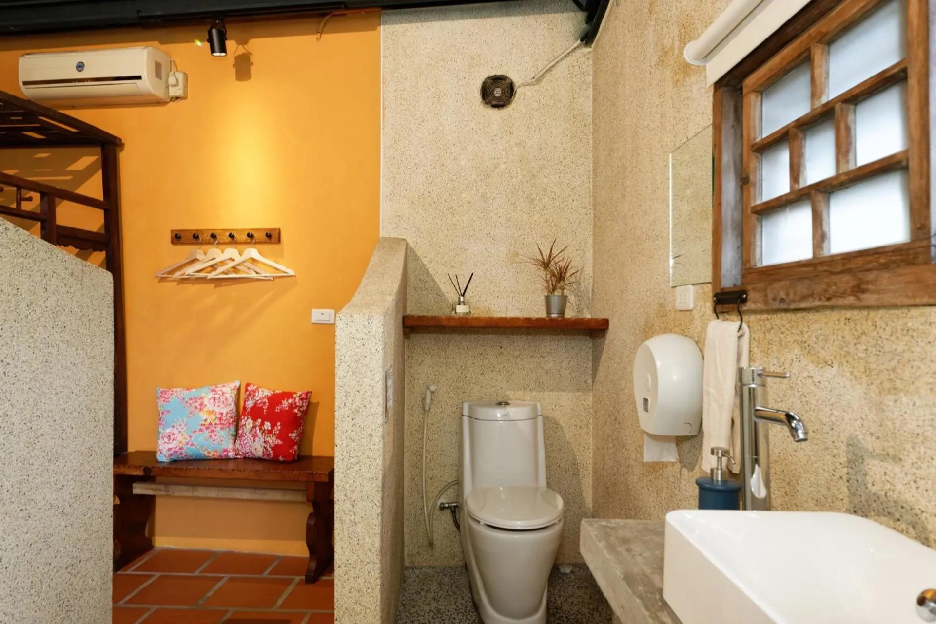 Toilet in OwlStay Jiufen Wander