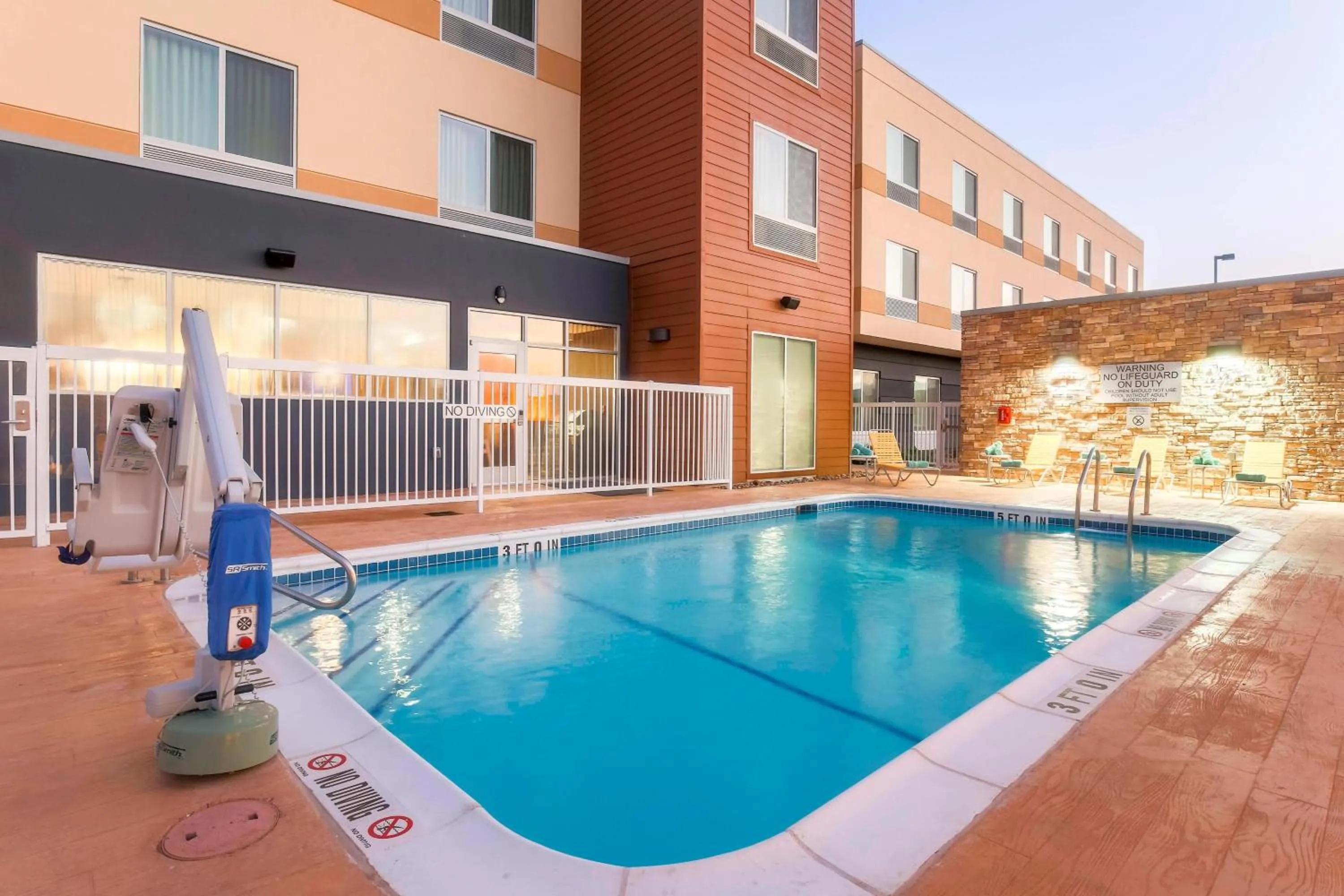Swimming pool in Fairfield Inn & Suites by Marriott Pleasanton
