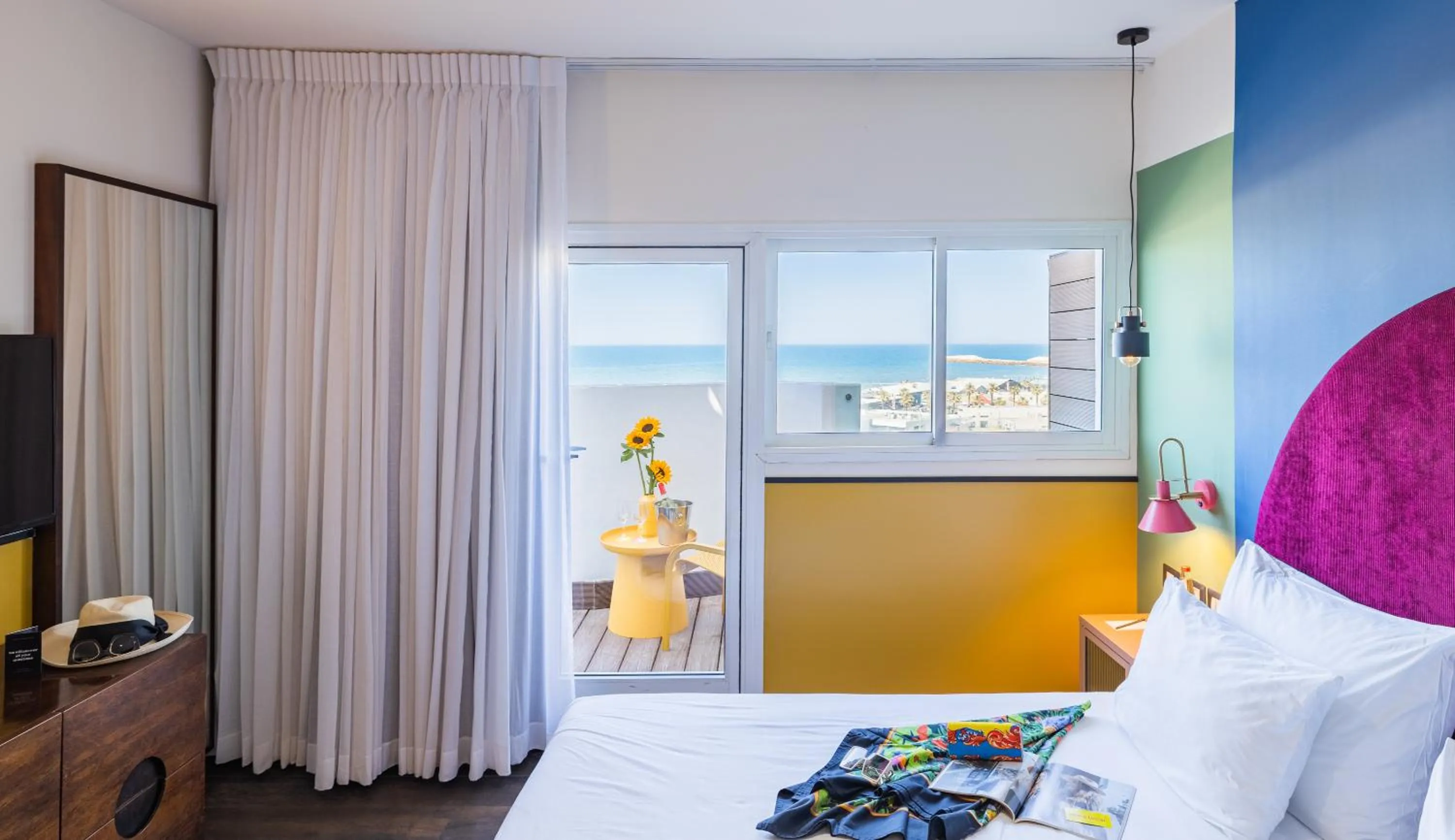 Bed in PLAY Seaport Suite Hotel TLV