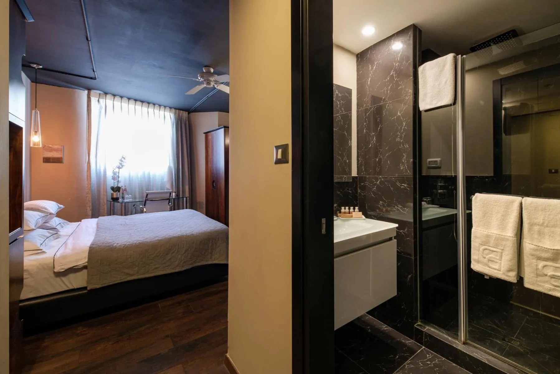 Shower, Bed in PLAY Seaport Suite Hotel TLV