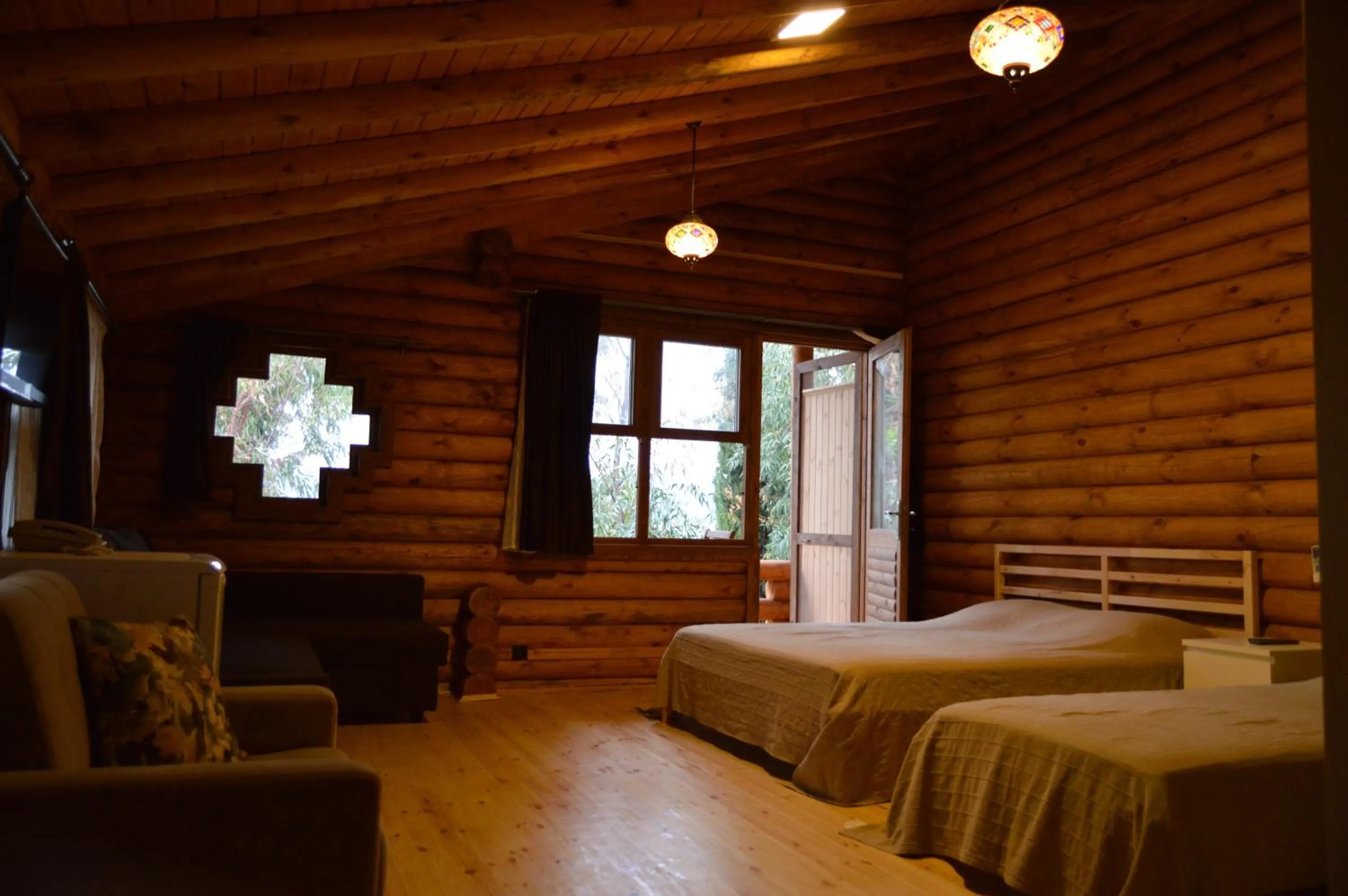 Photo of the whole room in Iznik Askania