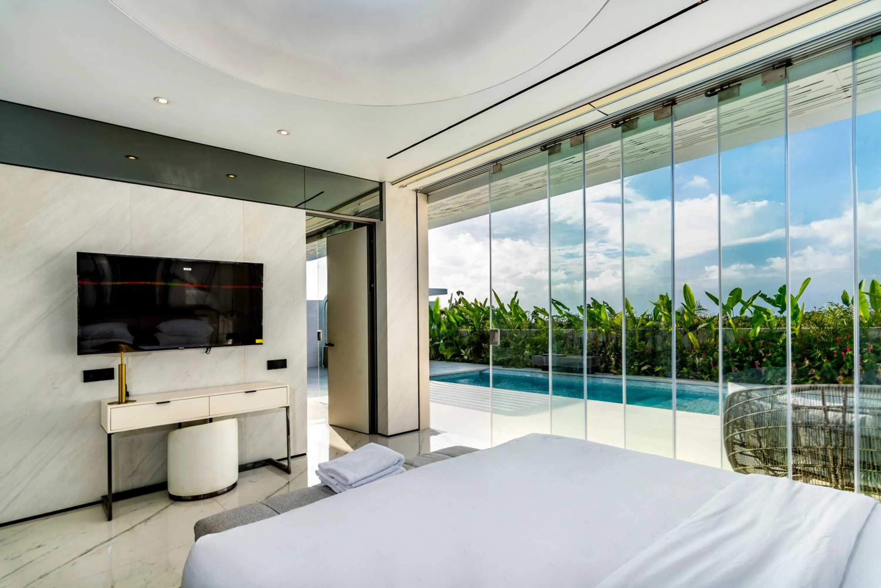 Swimming pool, Bed in Sky Star Uluwatu