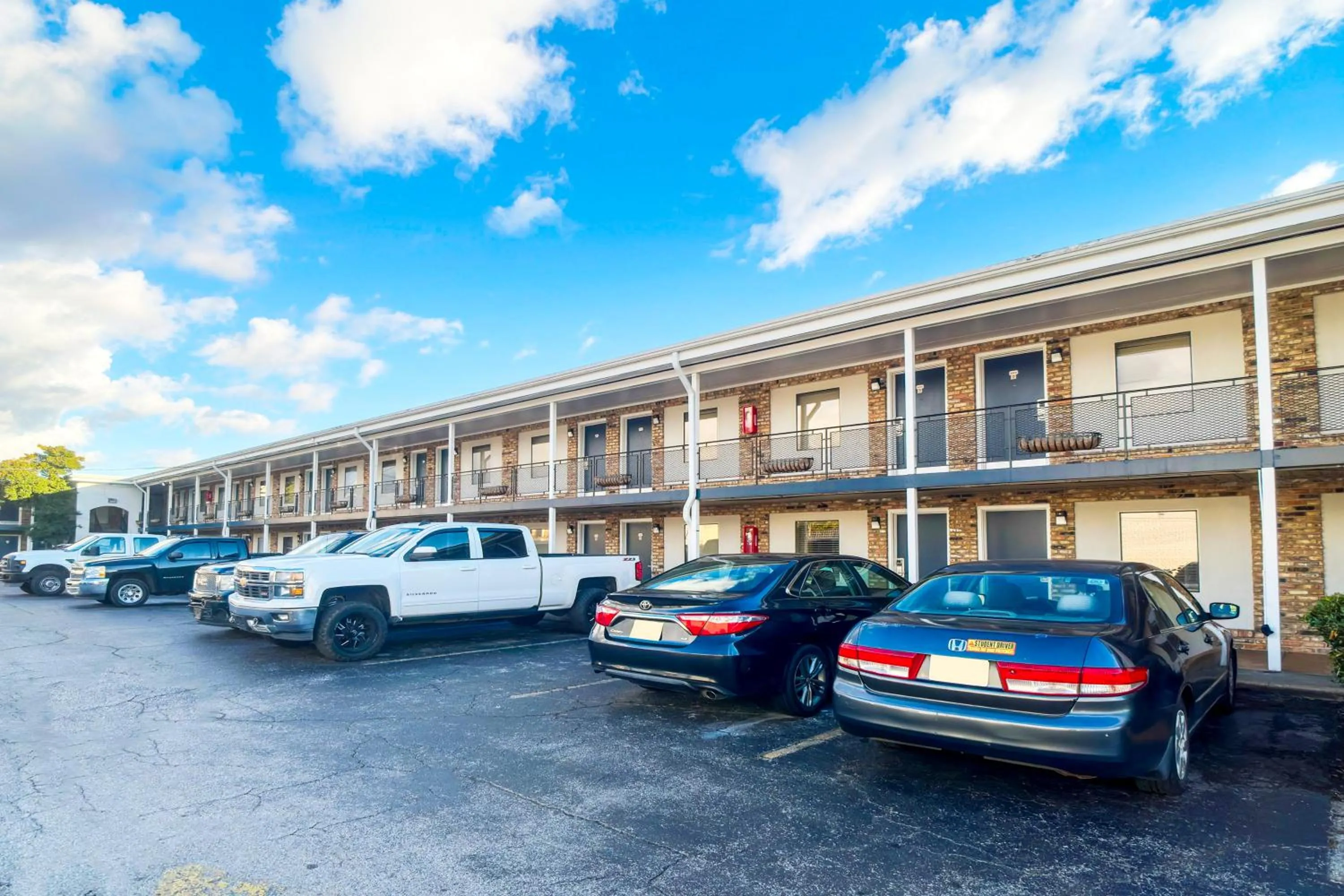 Parking in Hotel O Haven Inn Huntsville AL US 72