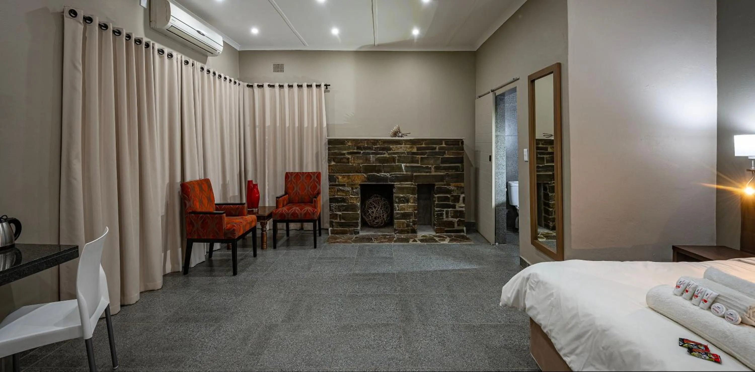 Photo of the whole room, Bed in Calvinia Hotel