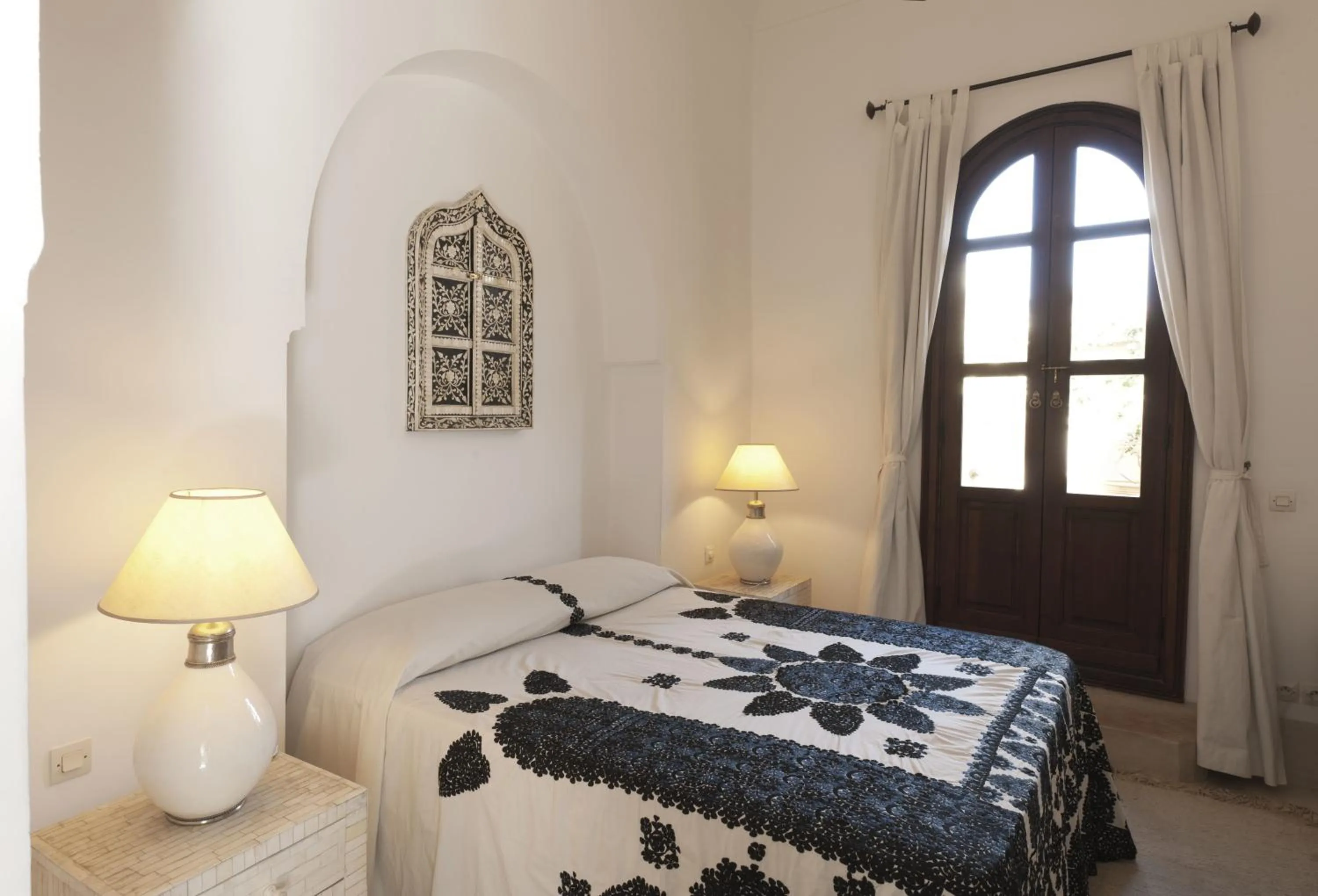 Day, Bed in Dar Mo'Da