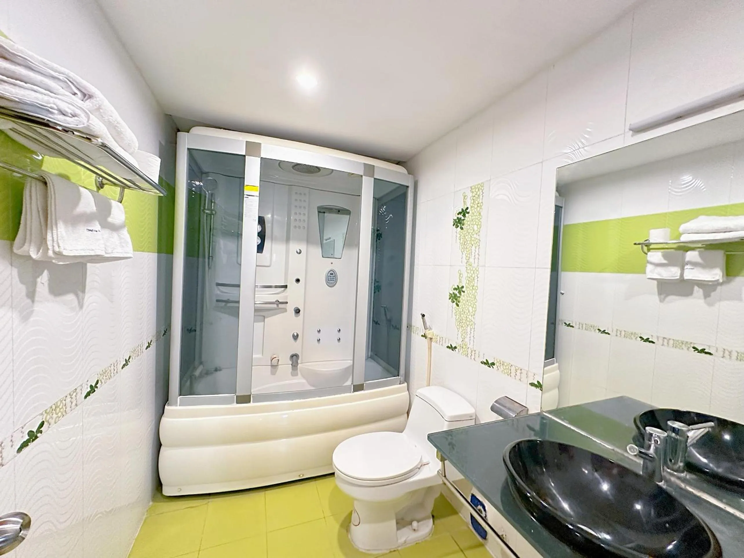 Bathroom in Kim Dung Hotel Tran Quang Khai