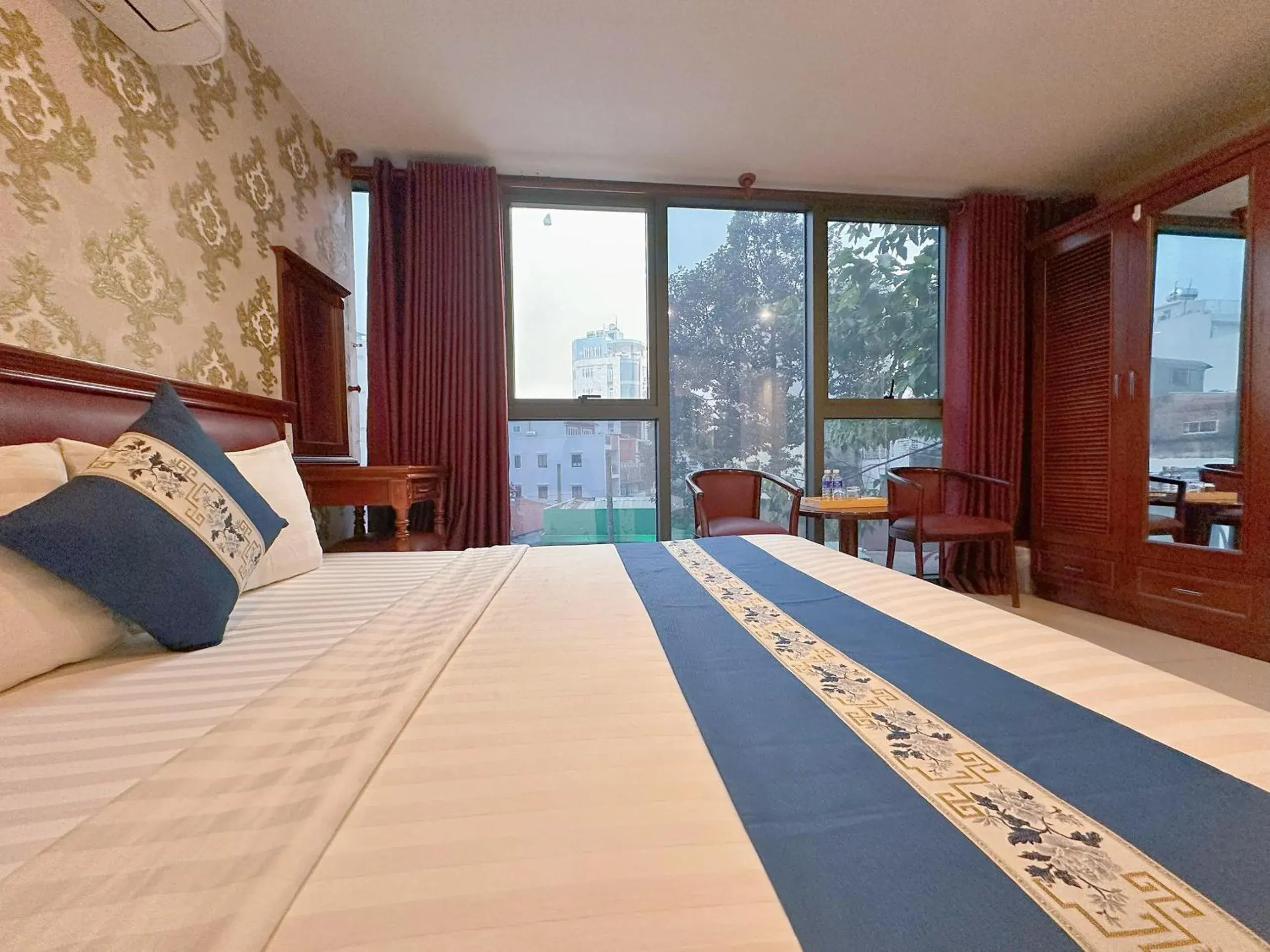 Deluxe Queen Room in Kim Dung Hotel Tran Quang Khai Deluxe Queen Room in Kim Dung Hotel Tran Quang Khai