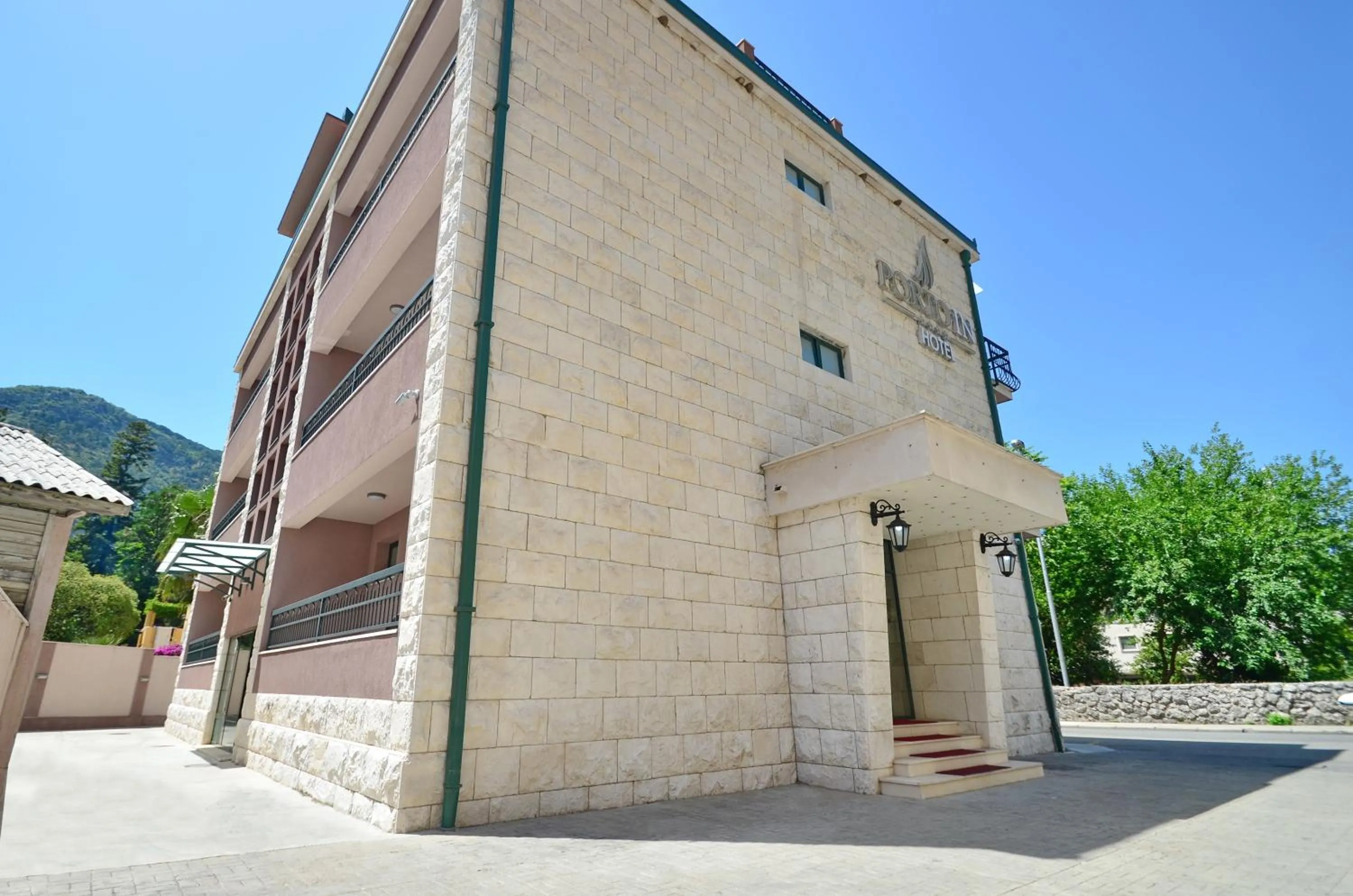 Property building in Hotel Porto In