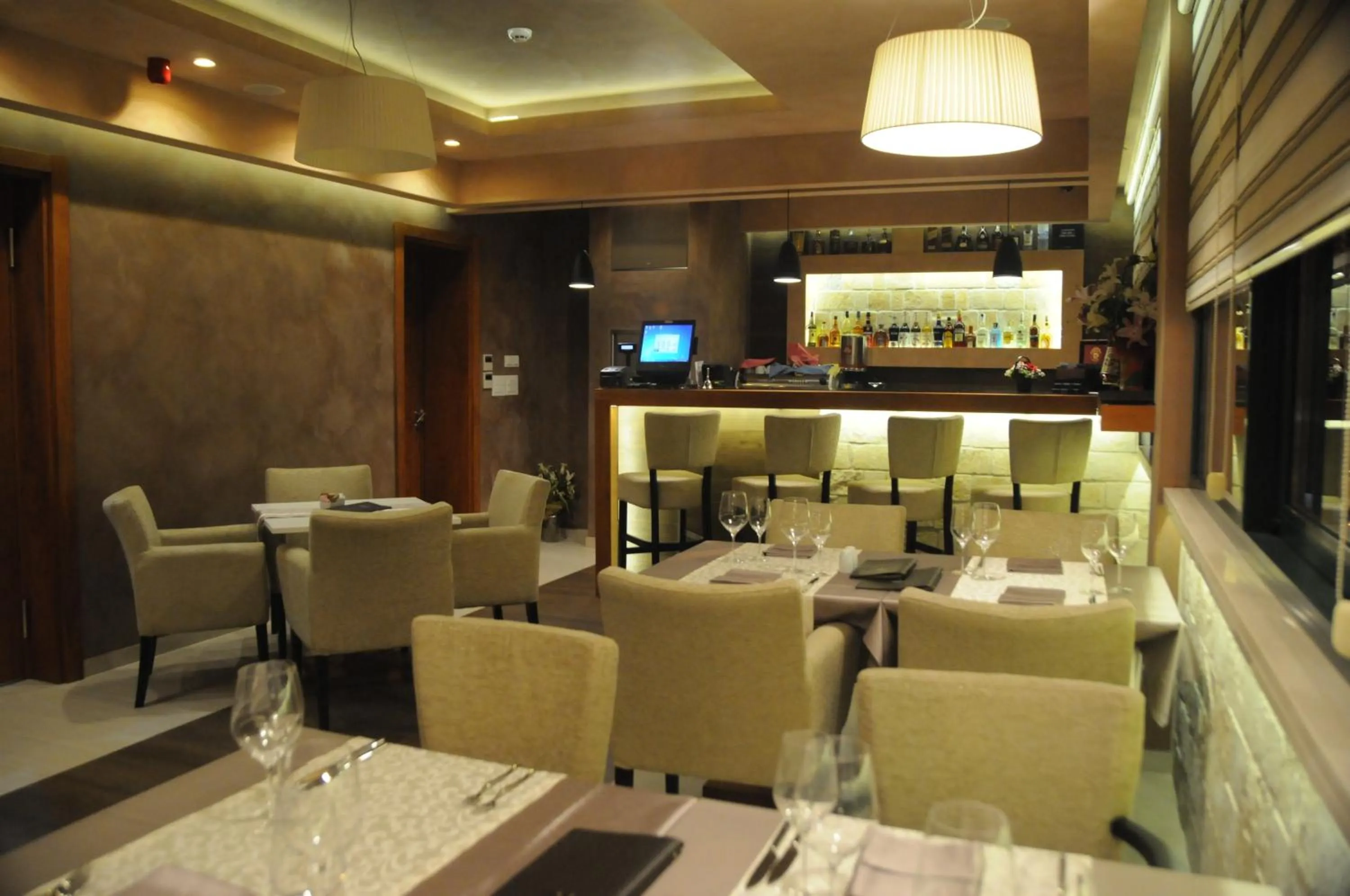 Restaurant/places to eat in Hotel Porto In