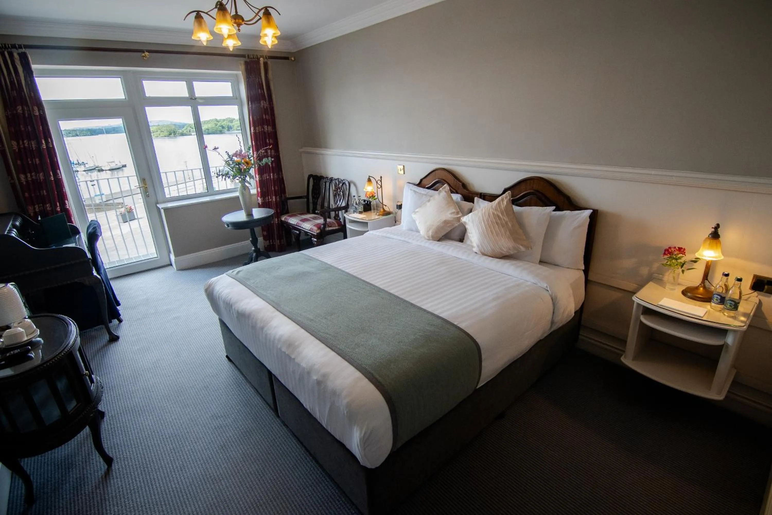 Bed in Lakeside Manor Hotel