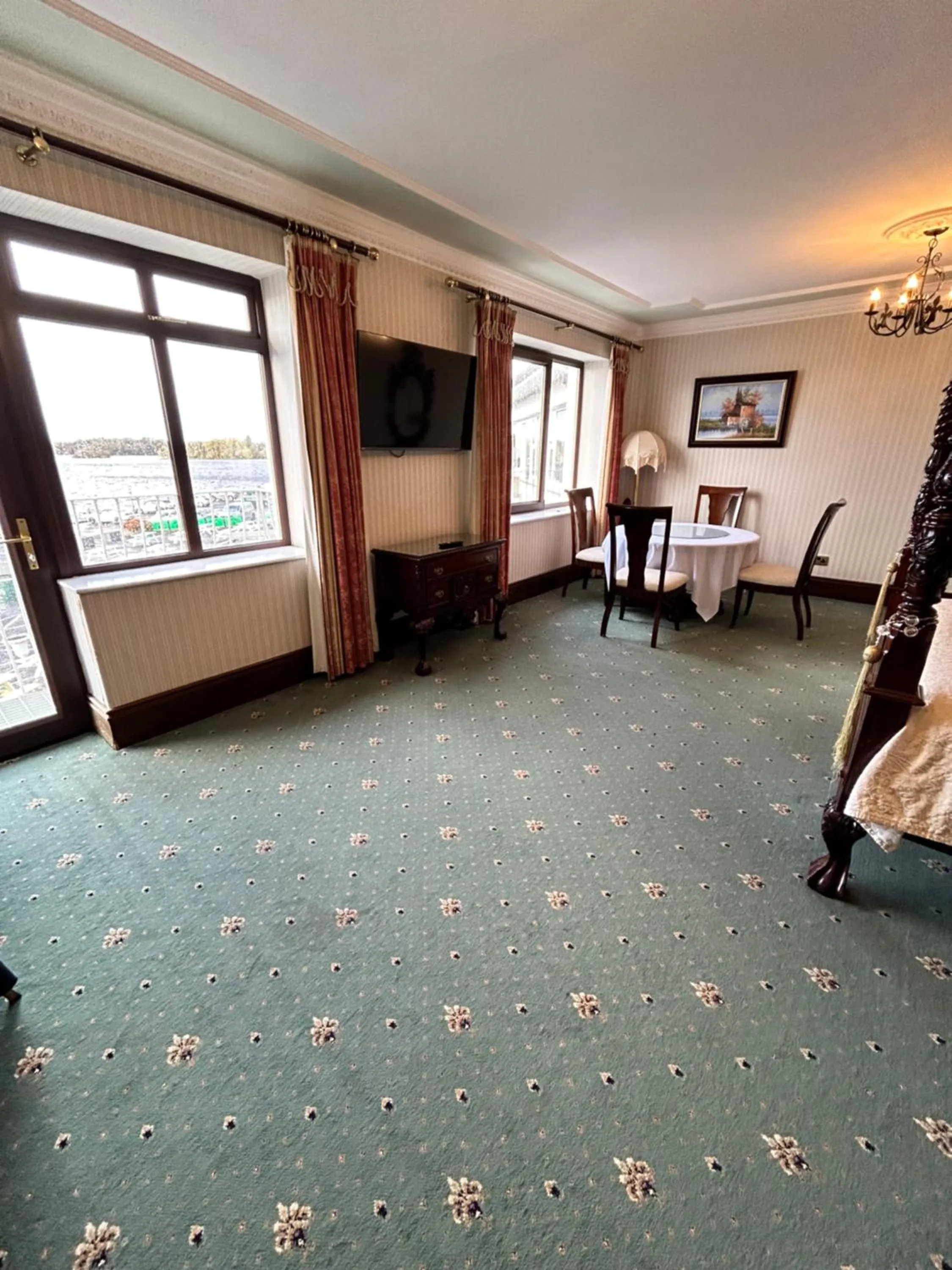 Bedroom, Bed in Lakeside Manor Hotel