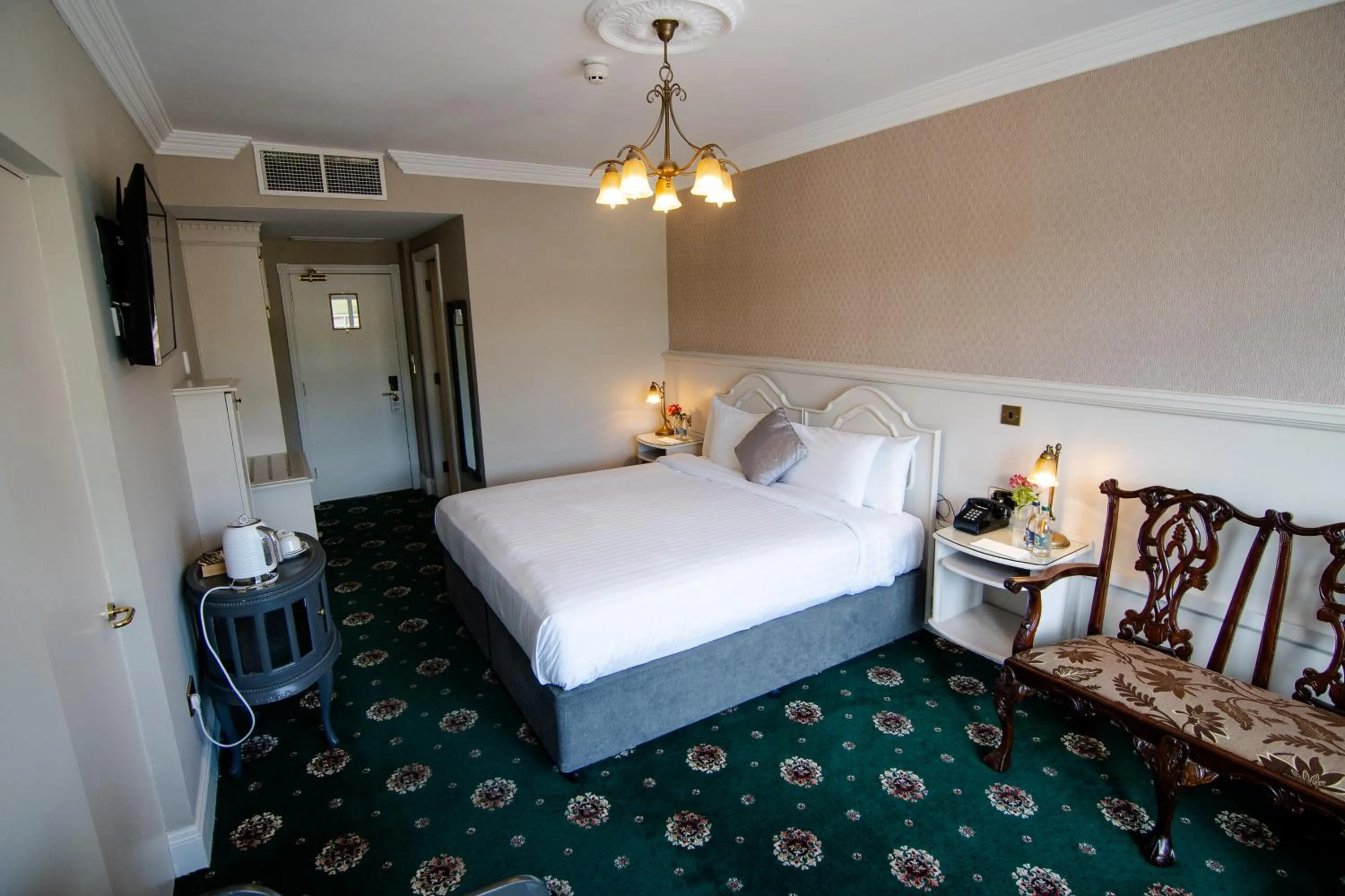 Bed in Lakeside Manor Hotel