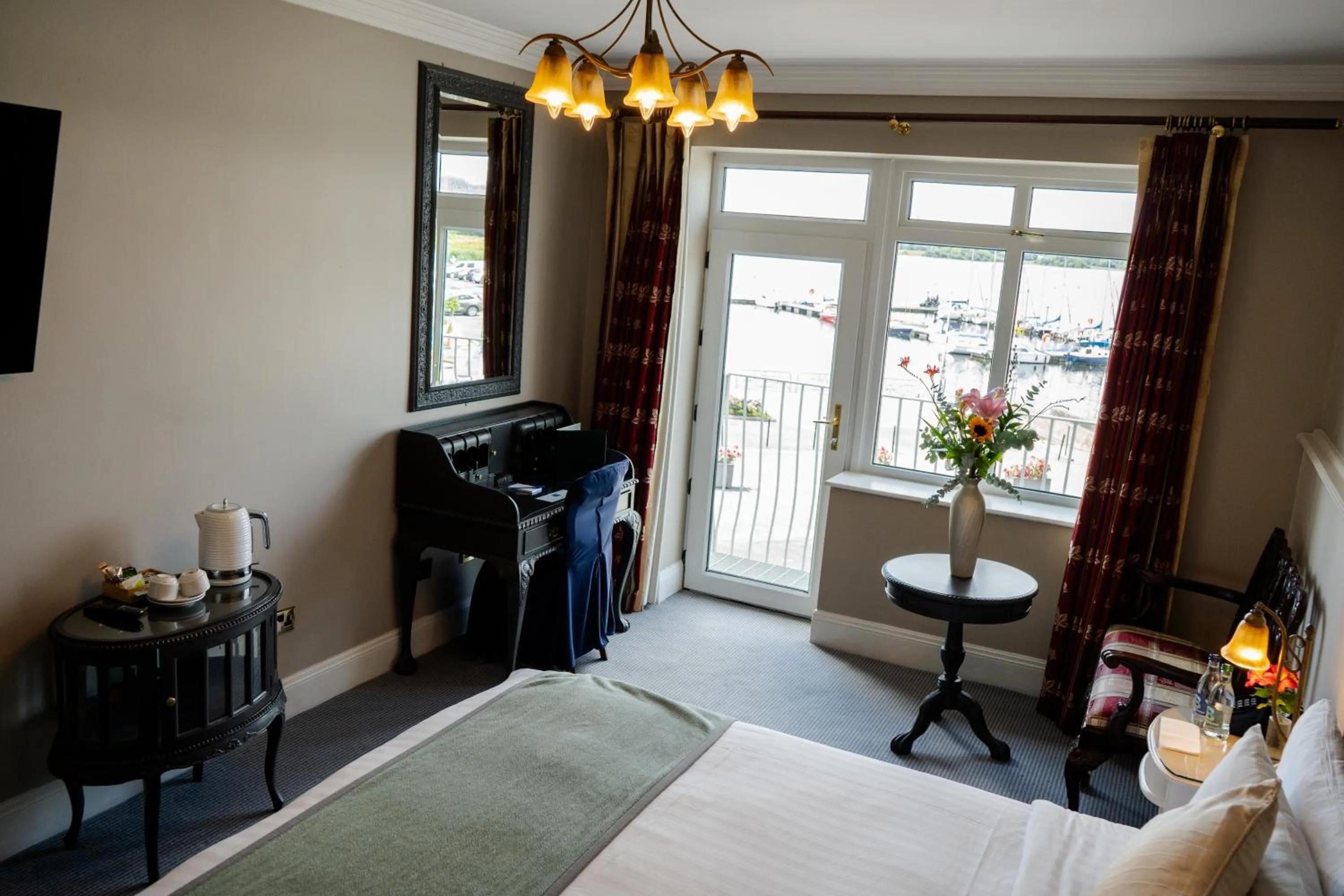 View (from property/room), Bed in Lakeside Manor Hotel