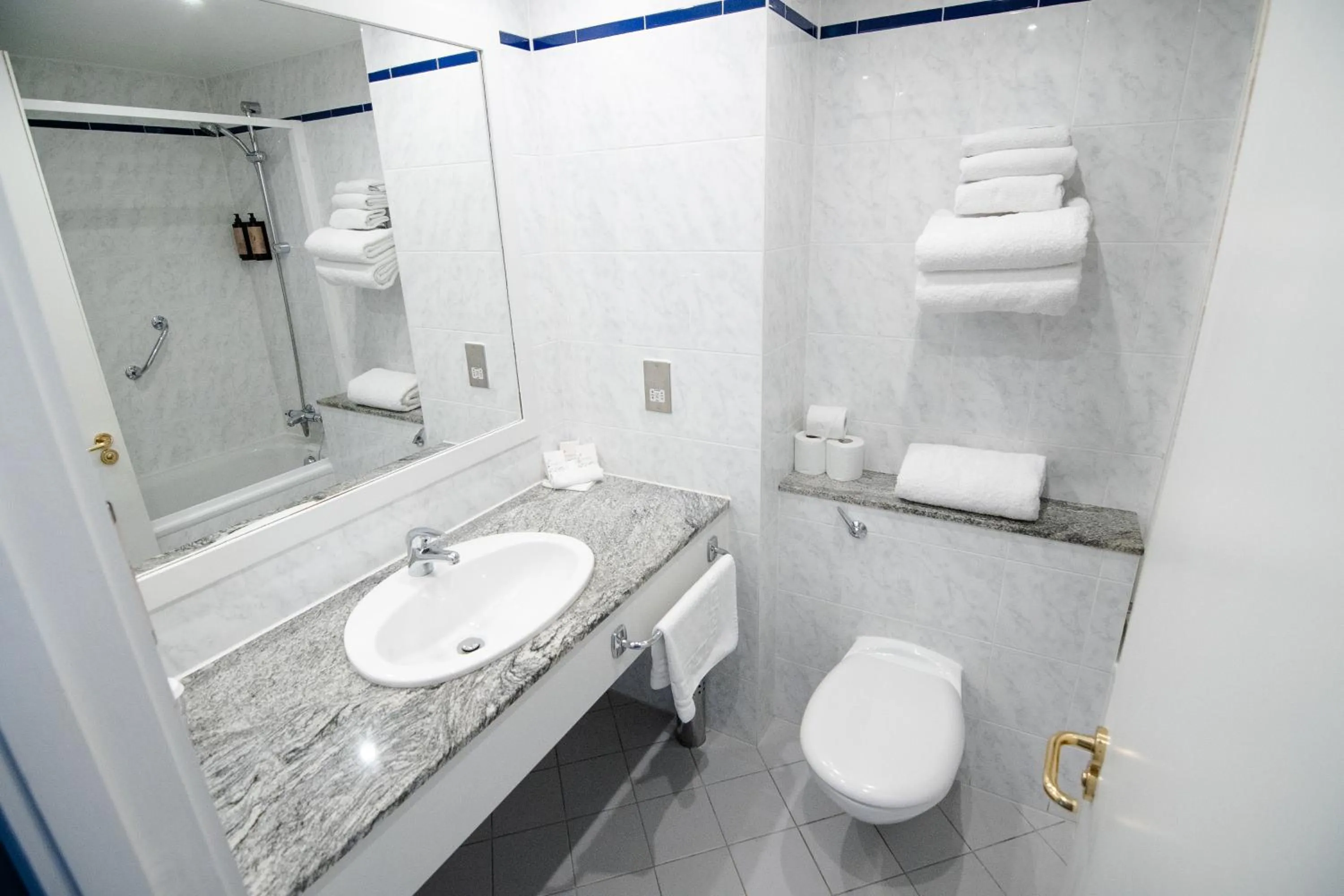 Lakeside Manor Hotel