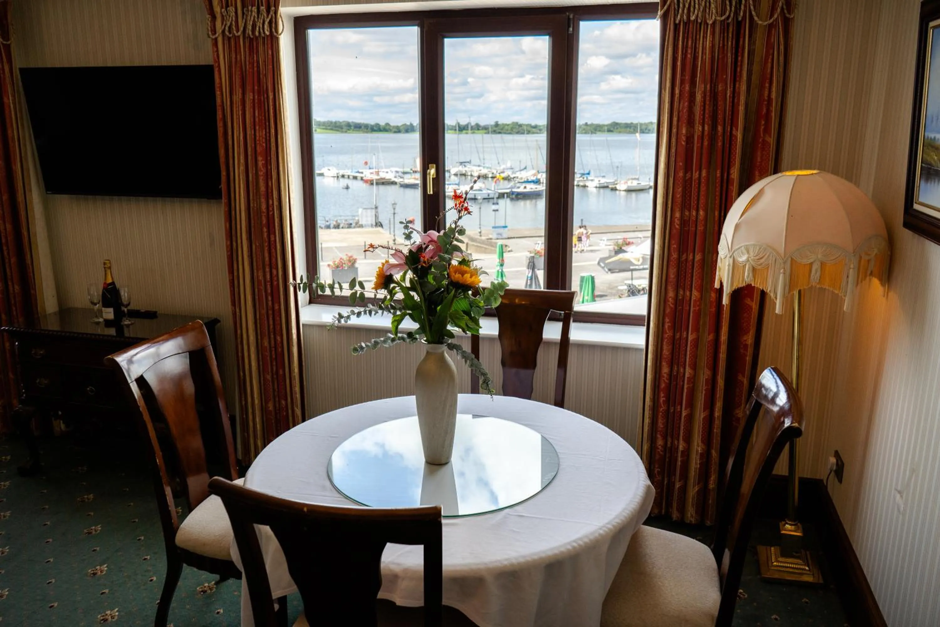 Lakeside Manor Hotel