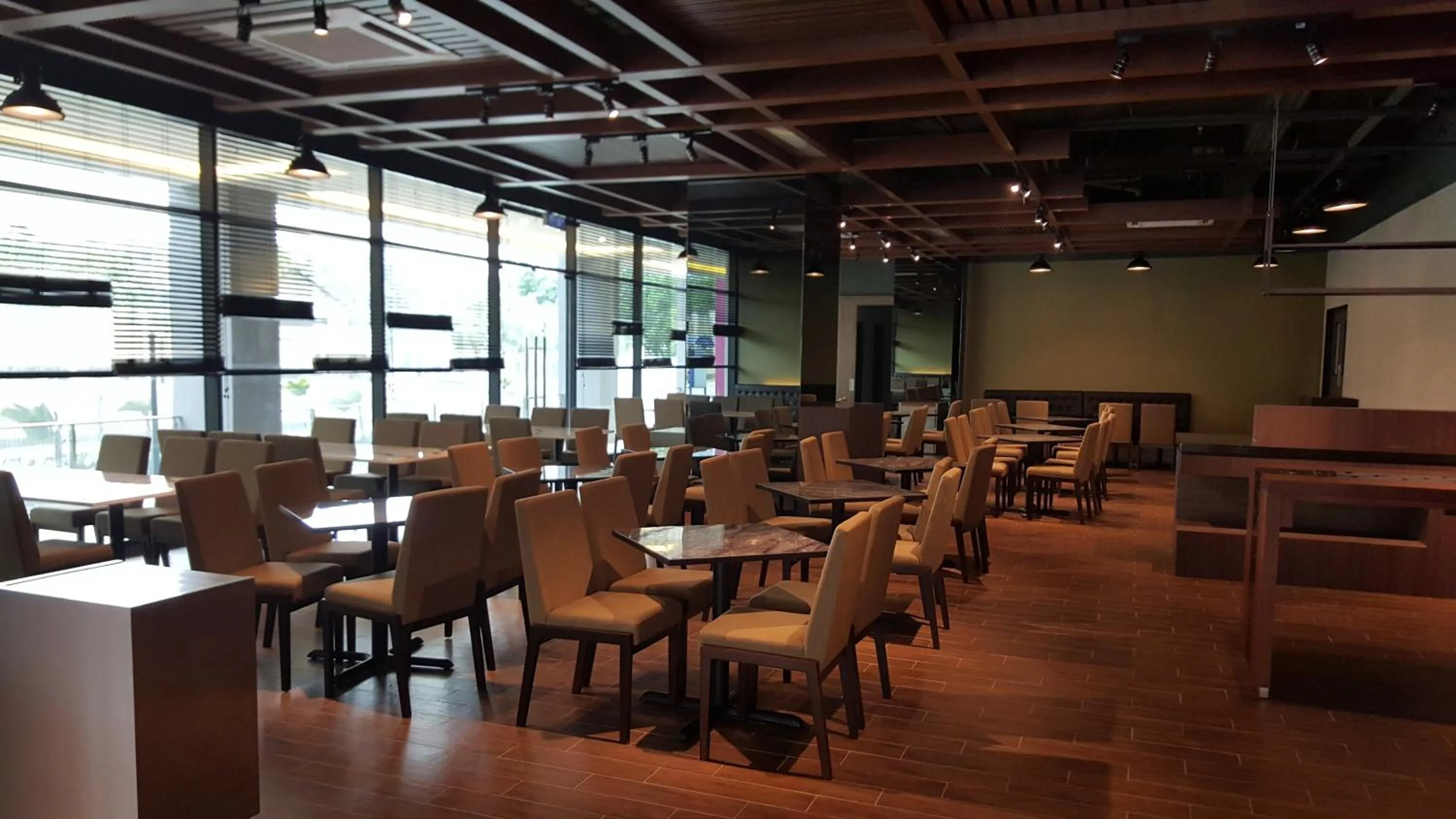 Restaurant/places to eat in Nexus Business Suite Hotel