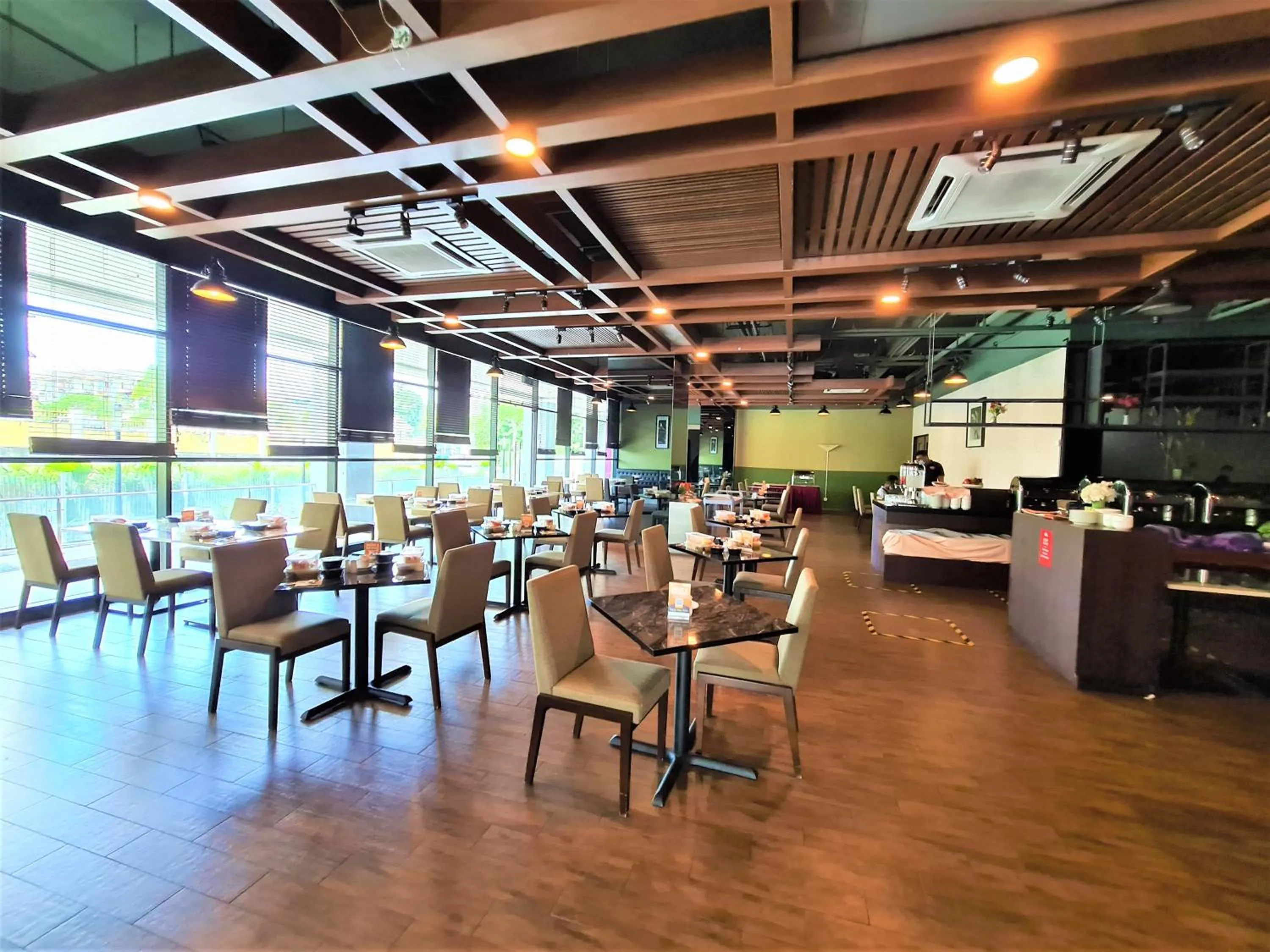 Restaurant/places to eat in Nexus Business Suite Hotel